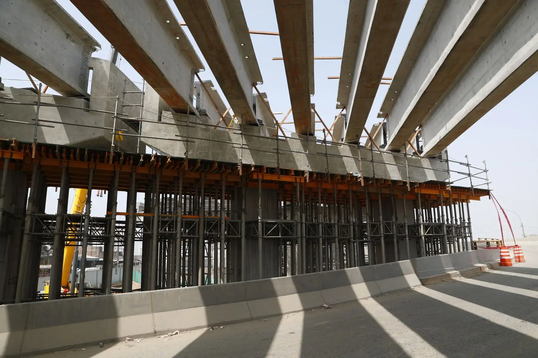 El bypass Las Torres, ubicado en el cruce de las avenidas Ramiro Prialé y Las Torres, que busca agilizar el tránsito de Lima a Lurigancho-Chosica, ya alcanzó el 75% de avance de obras, tras concluir la colocación de 53 pilares de concreto y dos estribos, según informó la Municipalidad de Lima. Foto: ANDINA/Daniel Bracamonte El bypass Las Torres, ubicado en el cruce de las avenidas Ramiro Prialé y Las Torres, que busca agilizar el tránsito de Lima a Lurigancho-Chosica, ya alcanzó el 75% de avance de obras, tras concluir la colocación de 53 pilares de concreto y dos estribos, según informó la Municipalidad de Lima. Foto: ANDINA/Daniel Bracamonte