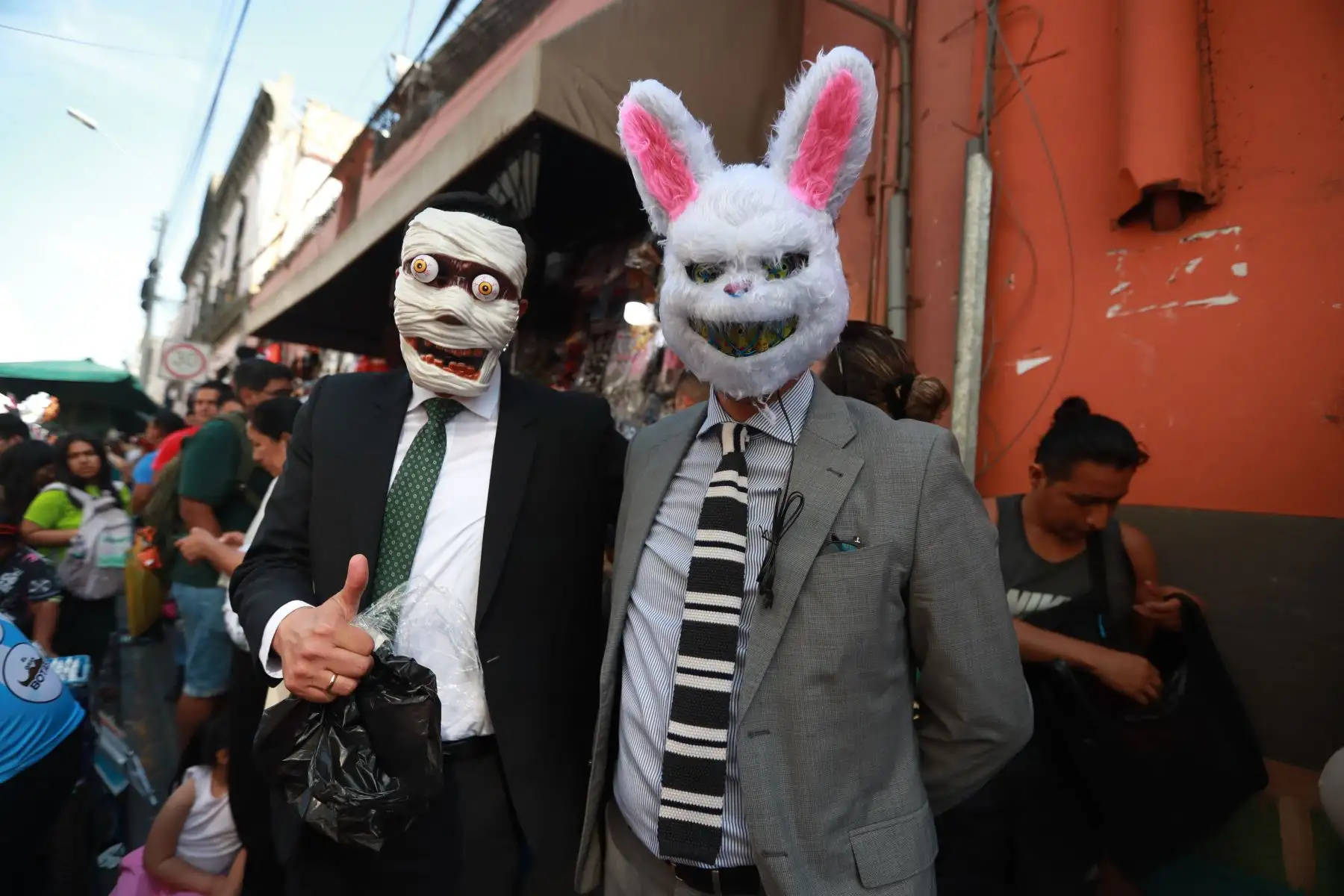 Venta de disfraces y adornos para la celebración de Halloween el 31 de Octubre.
Mercado Central en Lima.
Foto : ANDINA / Lino Chipana Obregón. Venta de disfraces y adornos para la celebración de Halloween el 31 de Octubre.
Mercado Central en Lima.
Foto : ANDINA / Lino Chipana Obregón.