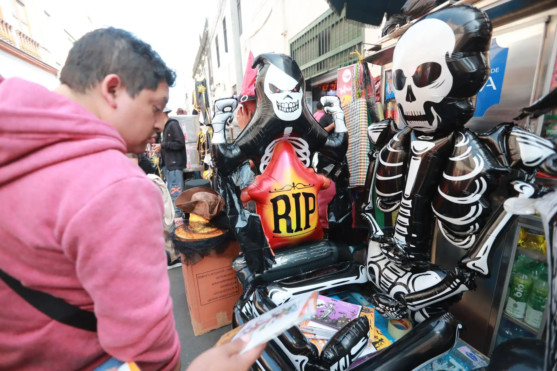 Venta de disfraces y adornos para la celebración de Halloween el 31 de Octubre.
Mercado Central en Lima.
Foto : ANDINA / Lino Chipana Obregón. Venta de disfraces y adornos para la celebración de Halloween el 31 de Octubre.
Mercado Central en Lima.
Foto : ANDINA / Lino Chipana Obregón.