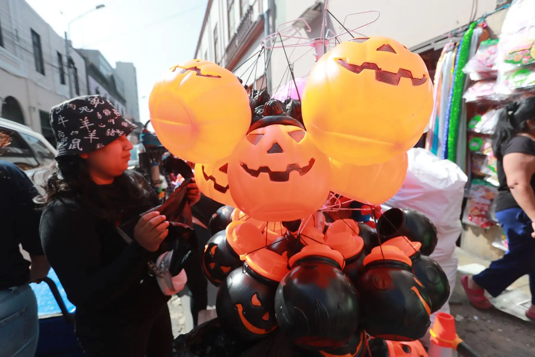 Venta de disfraces y adornos para la celebración de Halloween el 31 de Octubre.
Mercado Central en Lima.
Foto : ANDINA / Lino Chipana Obregón. Venta de disfraces y adornos para la celebración de Halloween el 31 de Octubre.
Mercado Central en Lima.
Foto : ANDINA / Lino Chipana Obregón.