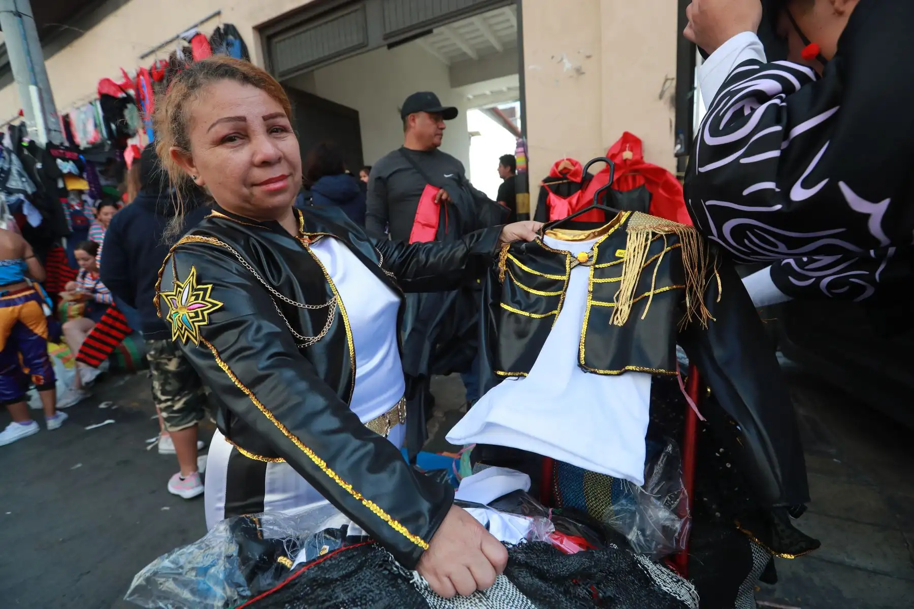 Venta de disfraces y adornos para la celebración de Halloween el 31 de Octubre.
Mercado Central en Lima.
Foto : ANDINA / Lino Chipana Obregón. Venta de disfraces y adornos para la celebración de Halloween el 31 de Octubre.
Mercado Central en Lima.
Foto : ANDINA / Lino Chipana Obregón.
