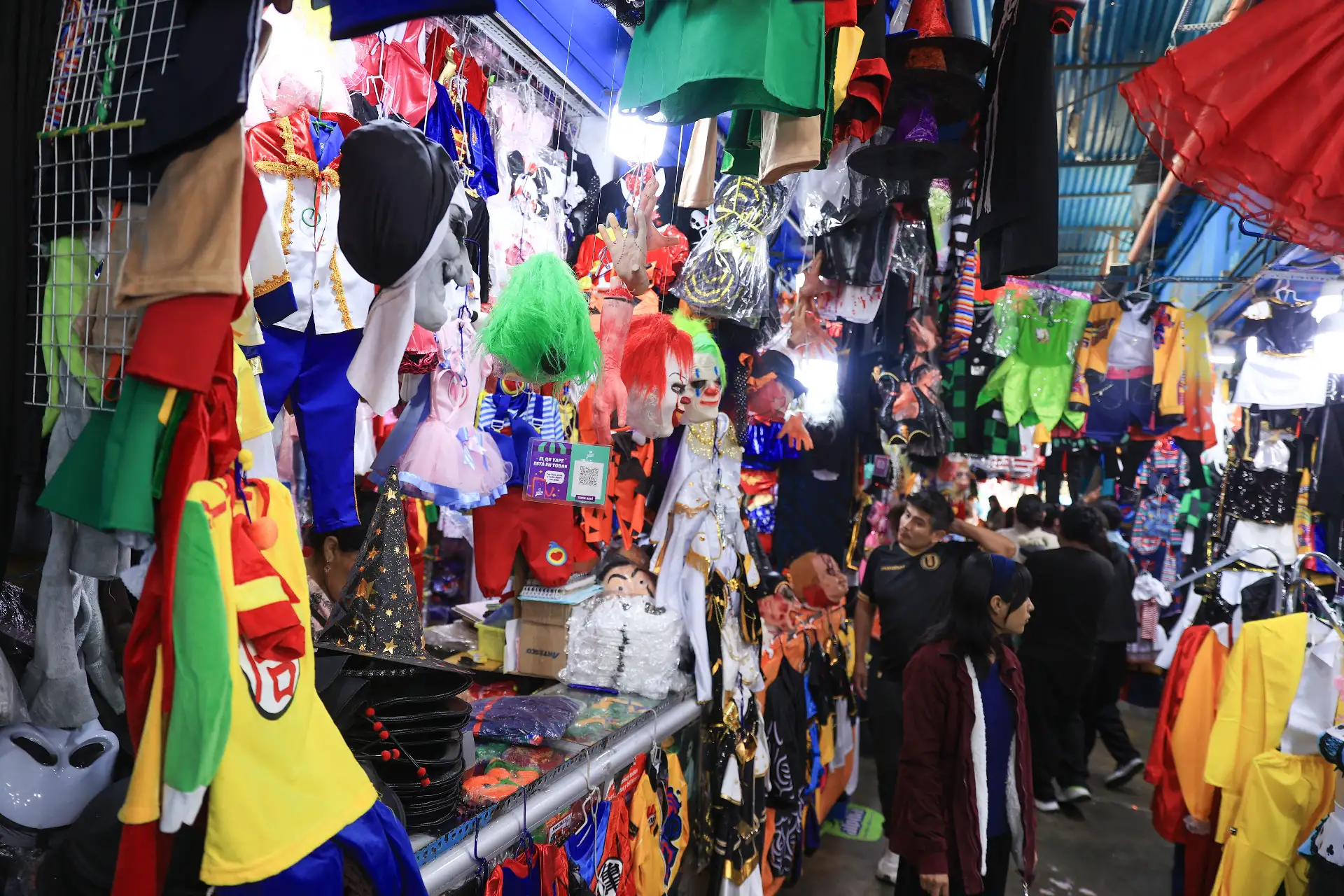 Mercado Central ofrece gran variedad de disfraces y adornos para la celebración de Halloween. Foto: ANDINA/Jhonel Rodríguez Robles Mercado Central ofrece gran variedad de disfraces y adornos para la celebración de Halloween. Foto: ANDINA/Jhonel Rodríguez Robles