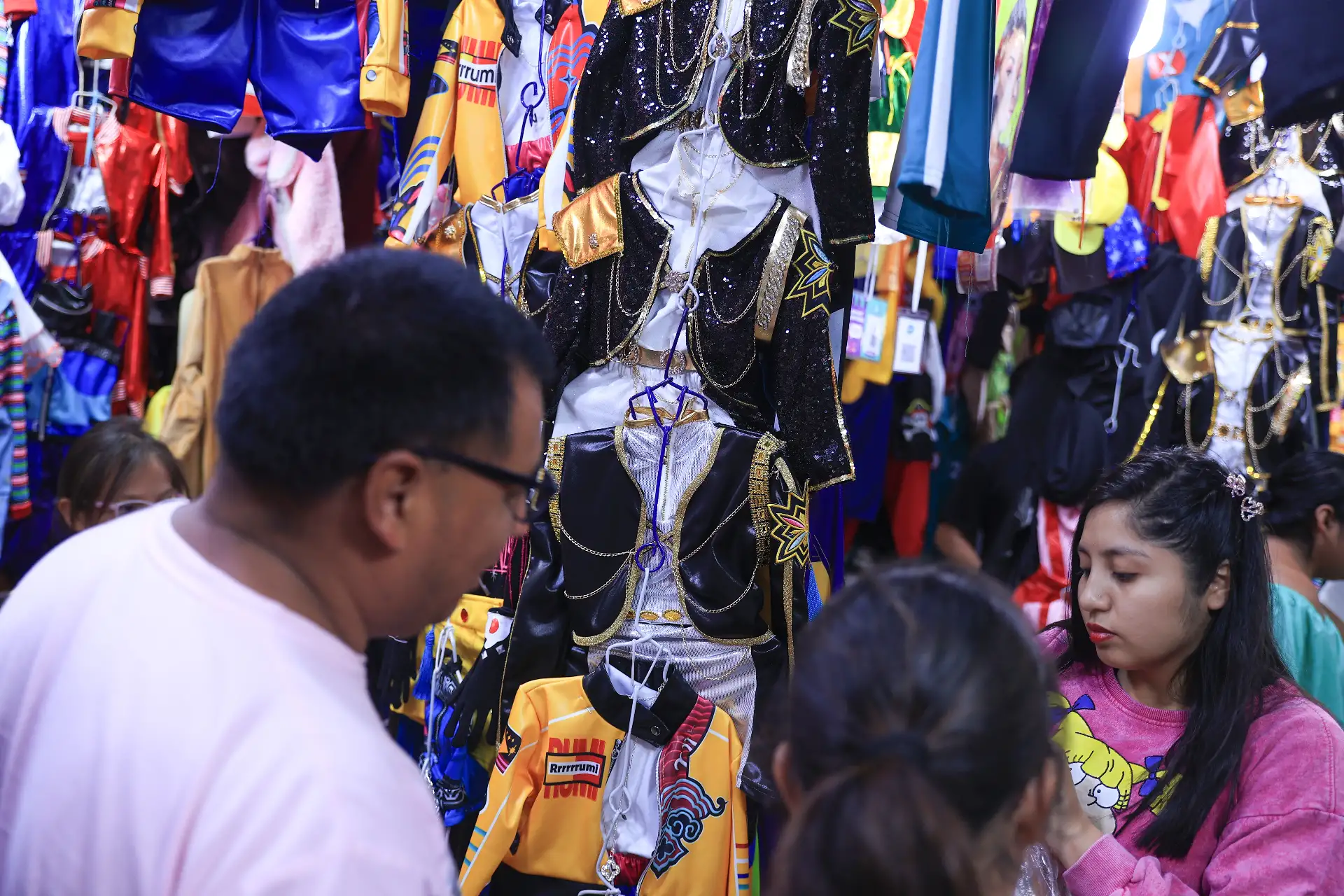Mercado Central ofrece gran variedad de disfraces y adornos para la celebración de Halloween. Foto: ANDINA/Jhonel Rodríguez Robles Mercado Central ofrece gran variedad de disfraces y adornos para la celebración de Halloween. Foto: ANDINA/Jhonel Rodríguez Robles