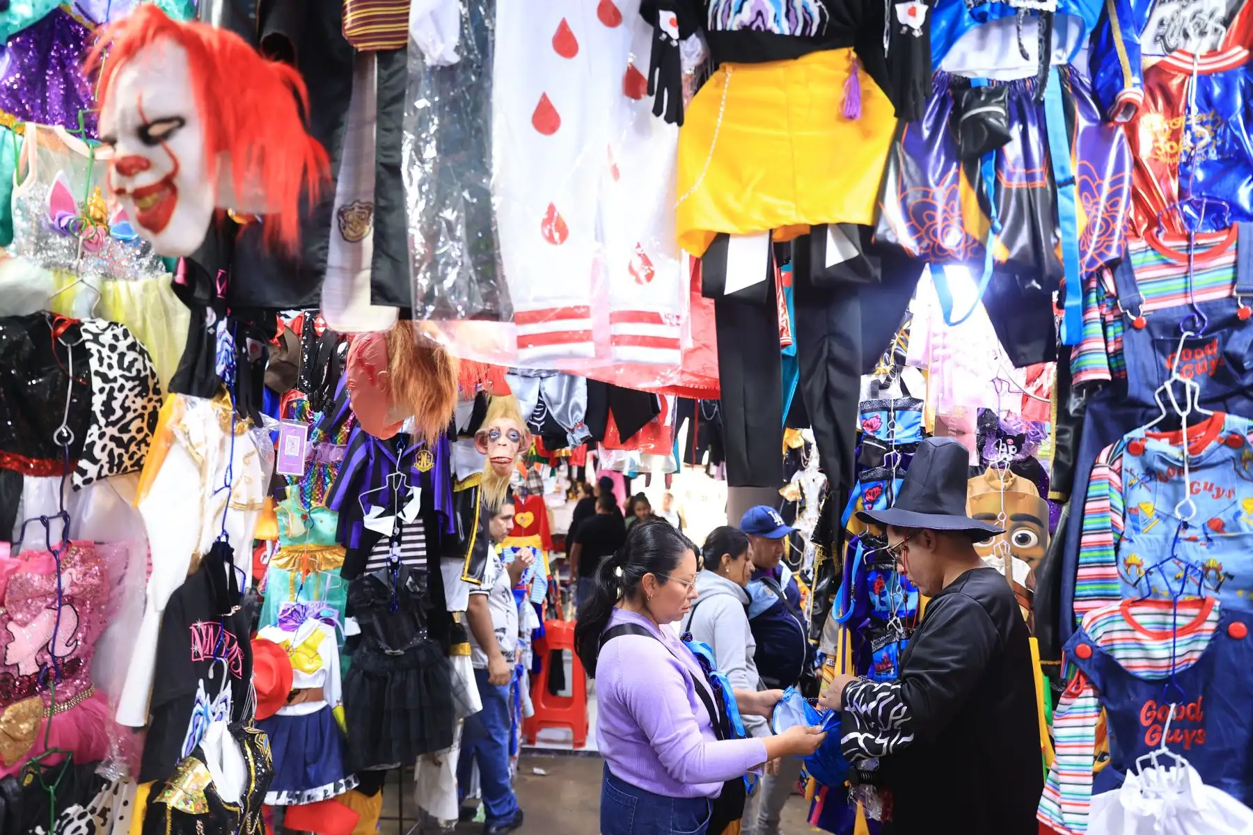 Mercado Central ofrece gran variedad de disfraces y adornos para la celebración de Halloween. Foto: ANDINA/Jhonel Rodríguez Robles Mercado Central ofrece gran variedad de disfraces y adornos para la celebración de Halloween. Foto: ANDINA/Jhonel Rodríguez Robles
