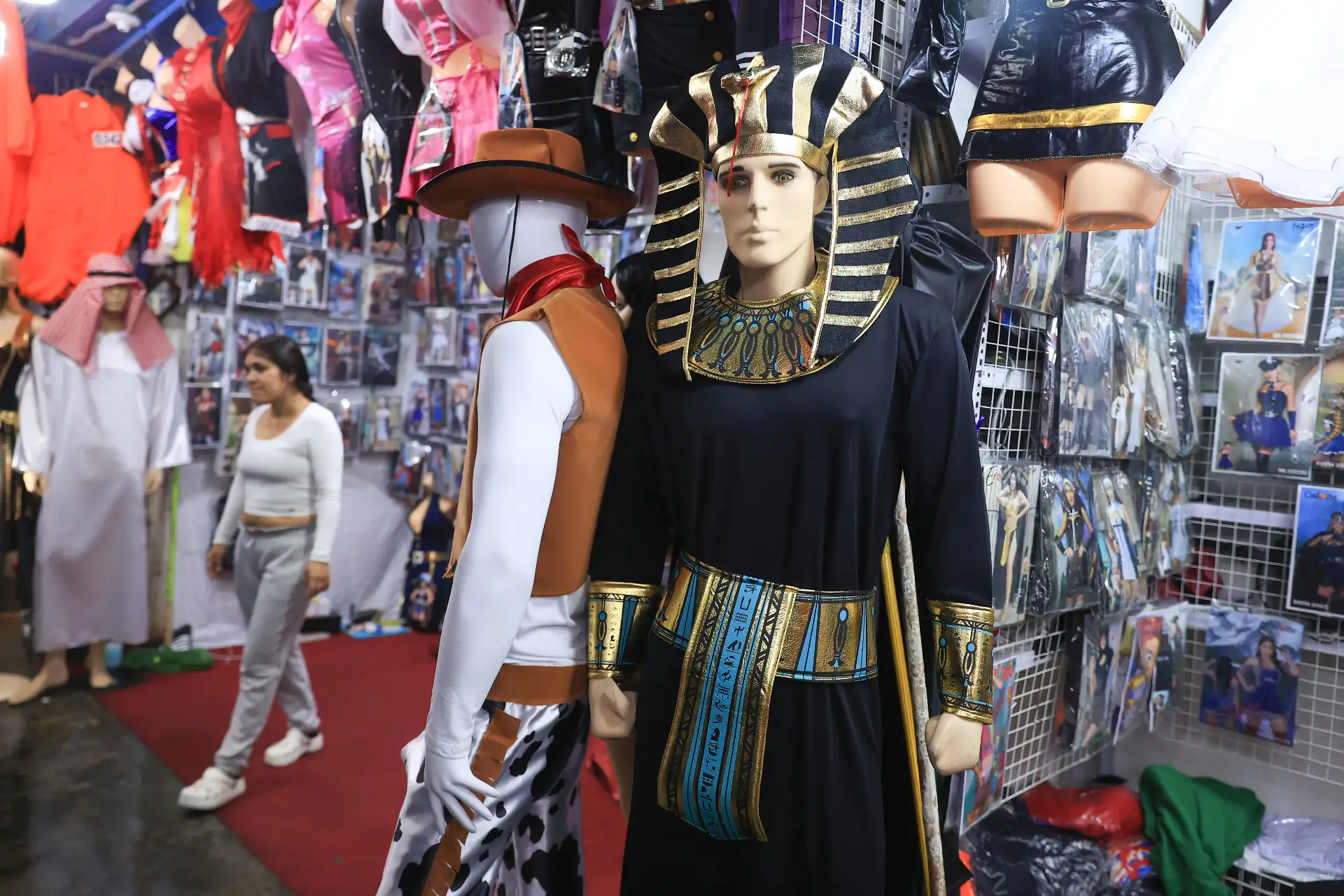 Mercado Central ofrece gran variedad de disfraces y adornos para la celebración de Halloween. Foto: ANDINA/Jhonel Rodríguez Robles Mercado Central ofrece gran variedad de disfraces y adornos para la celebración de Halloween. Foto: ANDINA/Jhonel Rodríguez Robles