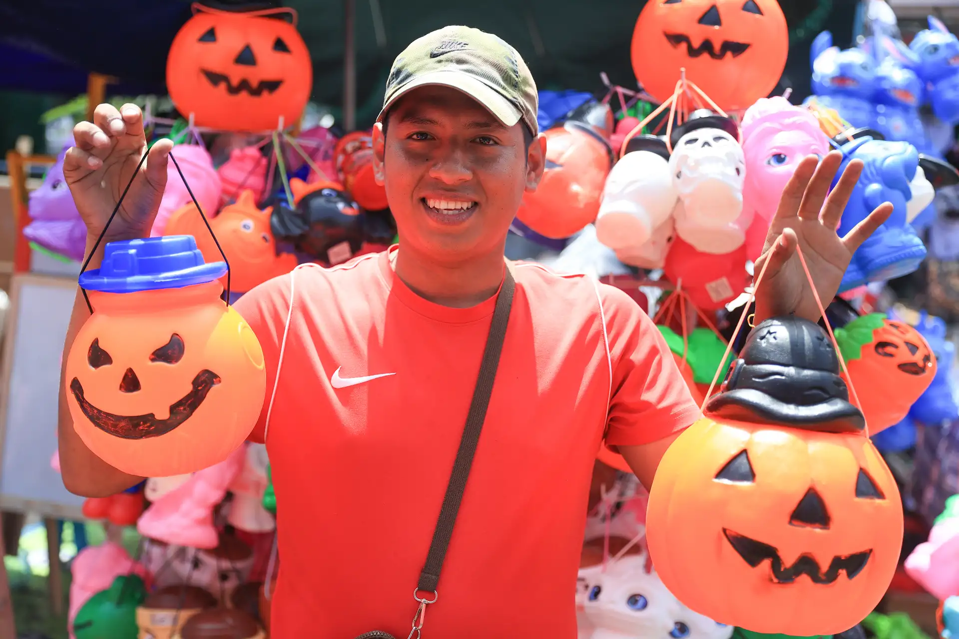 Mercado Central ofrece gran variedad de disfraces y adornos para la celebración de Halloween. Foto: ANDINA/Jhonel Rodríguez Robles Mercado Central ofrece gran variedad de disfraces y adornos para la celebración de Halloween. Foto: ANDINA/Jhonel Rodríguez Robles