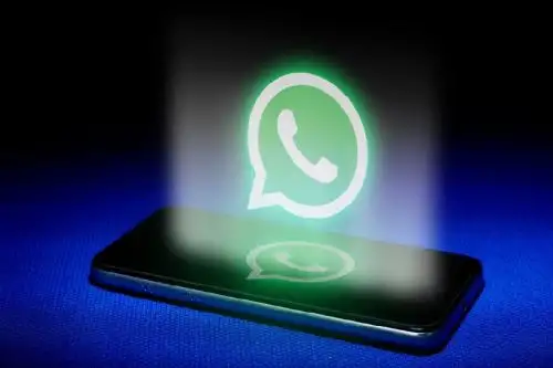 Las estafas en los servicios de mensajería como WhatsApp son cada vez más comunes. En este último tiempo, se destacó en WhatsApp un engaño que busca que la víctima comparta su pantalla, para luego obtener datos personales, accesos a cuentas y servicios de su dispositivo, y hasta dinero.