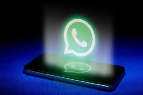 Las estafas en los servicios de mensajería como WhatsApp son cada vez más comunes. En este último tiempo, se destacó en WhatsApp un engaño que busca que la víctima comparta su pantalla, para luego obtener datos personales, accesos a cuentas y servicios de su dispositivo, y hasta dinero.