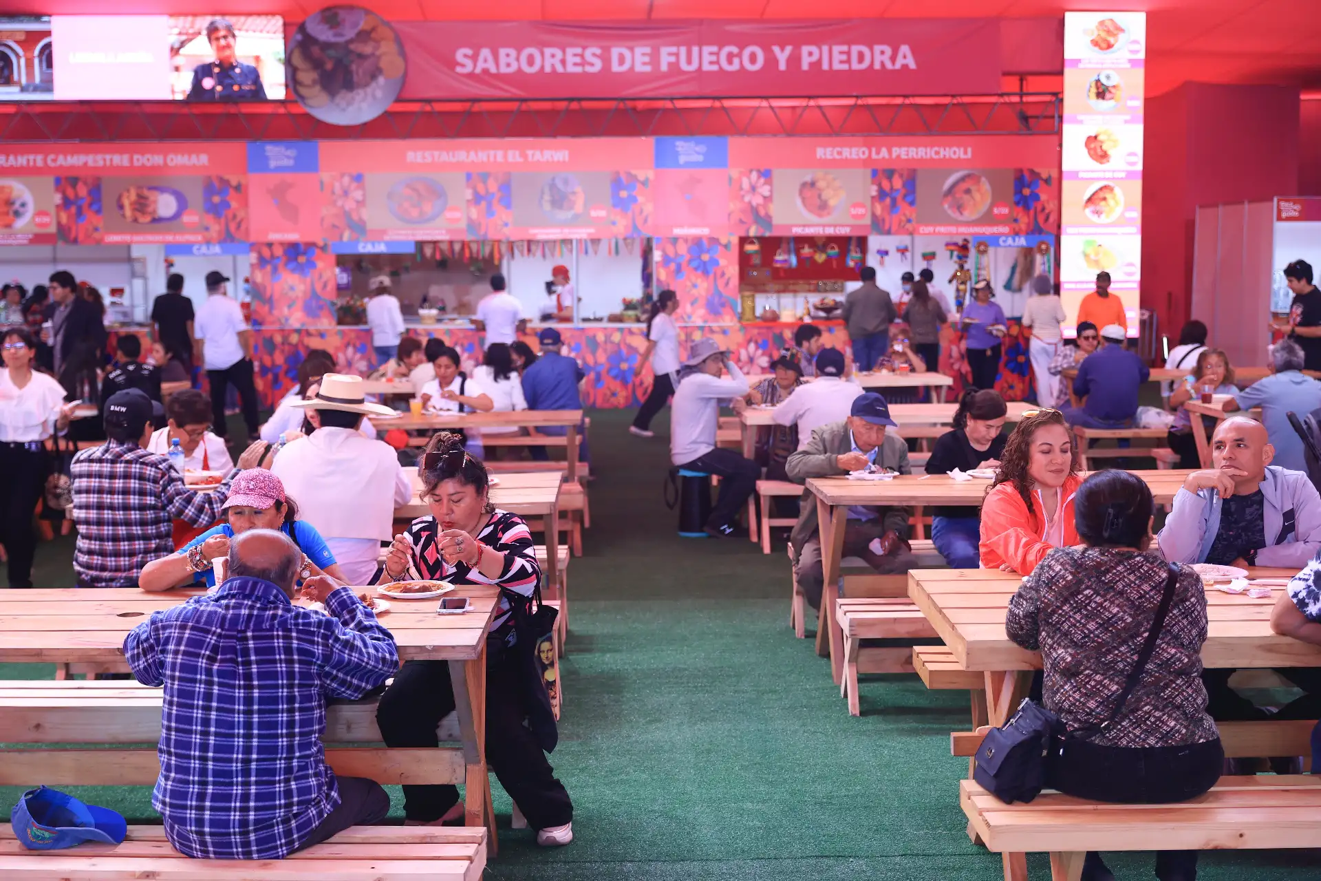 Cada uno de los expositores presenta lo mejor de la gastronomía regional, pero también tienen la presencia de artesanos y productores. Foto: ANDINA/Jhonel Rodríguez Robles Cada uno de los expositores presenta lo mejor de la gastronomía regional, pero también tienen la presencia de artesanos y productores. Foto: ANDINA/Jhonel Rodríguez Robles