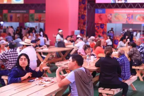 La feria, organizada por el Ministerio de Comercio Exterior y Turismo (Mincetur) y Promperú, se realiza en la explanada de la Costa Verde, en Magdalena del Mar, y espera recibir más de 180 mil visitantes hasta el 2 de noviembre, incluyendo 18 mil turistas extranjeros, lo que generará un impacto económico superior a 12 millones de soles. ANDINA/Jhonel Rodríguez Robles