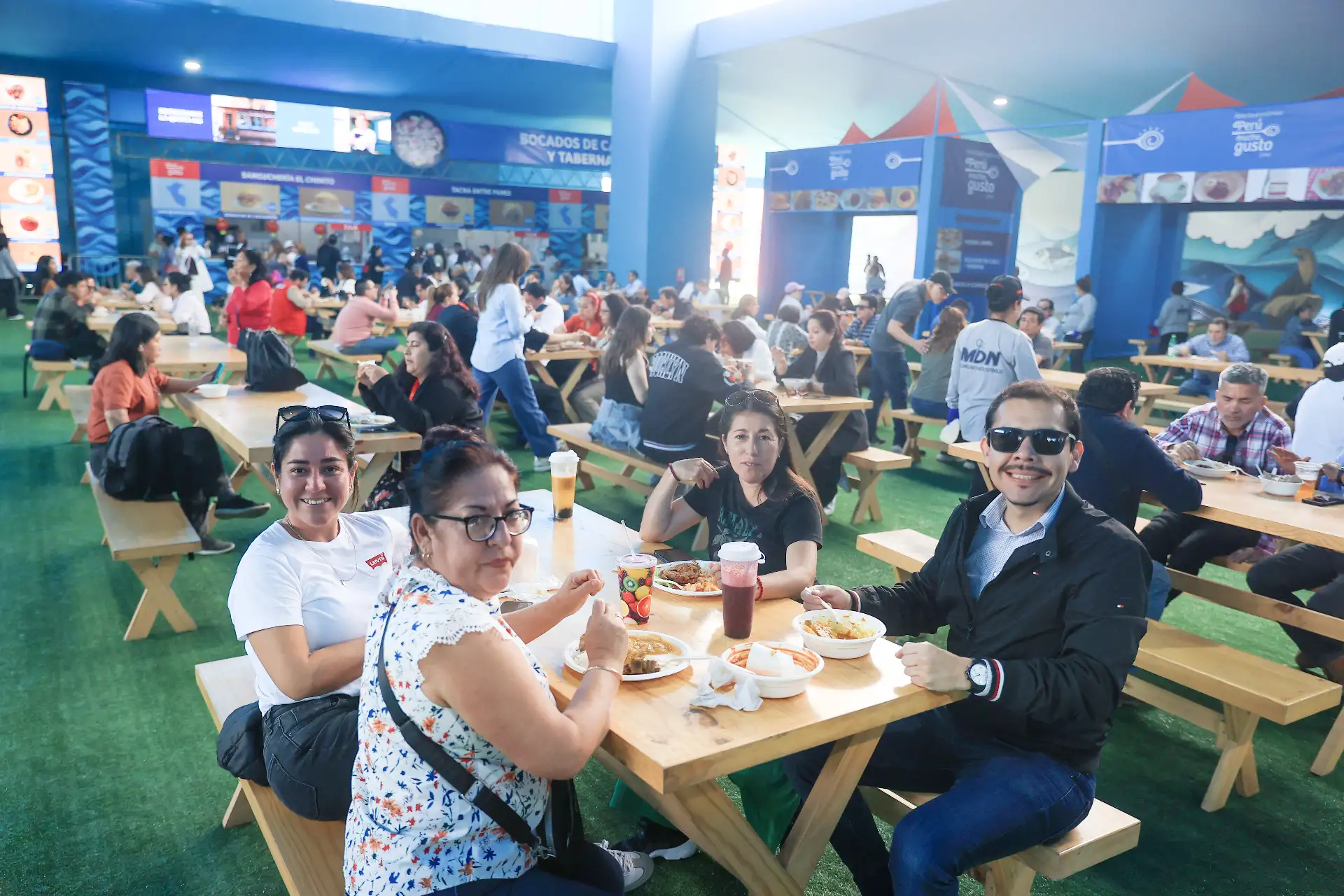 Durante cuatro días, los amantes de la cocina peruana podrán deleitarse con la oferta de 187 expositores, cuyos platos costarán entre 15 y 30 soles. Foto: ANDINA/Jhonel Rodríguez Robles Durante cuatro días, los amantes de la cocina peruana podrán deleitarse con la oferta de 187 expositores, cuyos platos costarán entre 15 y 30 soles. Foto: ANDINA/Jhonel Rodríguez Robles