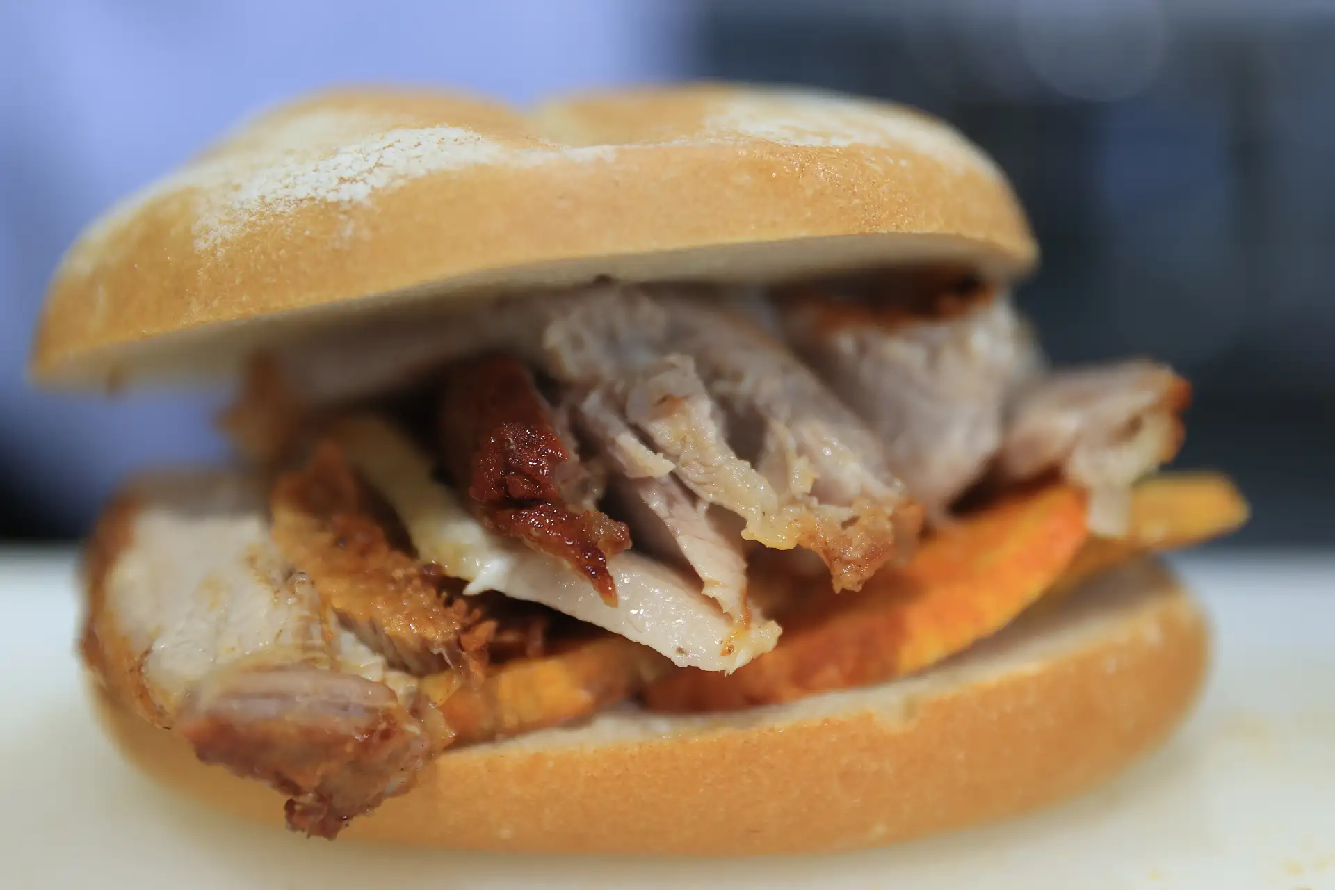 La sanguchería El Chinito es uno de los stand con más acogida, pues ofrece el delicioso pan con chicharrón, ganador del mundial de desayunos que realizó hace poco un conocido influencer español.  Foto: ANDINA/Jhonel Rodríguez Robles La sanguchería El Chinito es uno de los stand con más acogida, pues ofrece el delicioso pan con chicharrón, ganador del mundial de desayunos que realizó hace poco un conocido influencer español.  Foto: ANDINA/Jhonel Rodríguez Robles