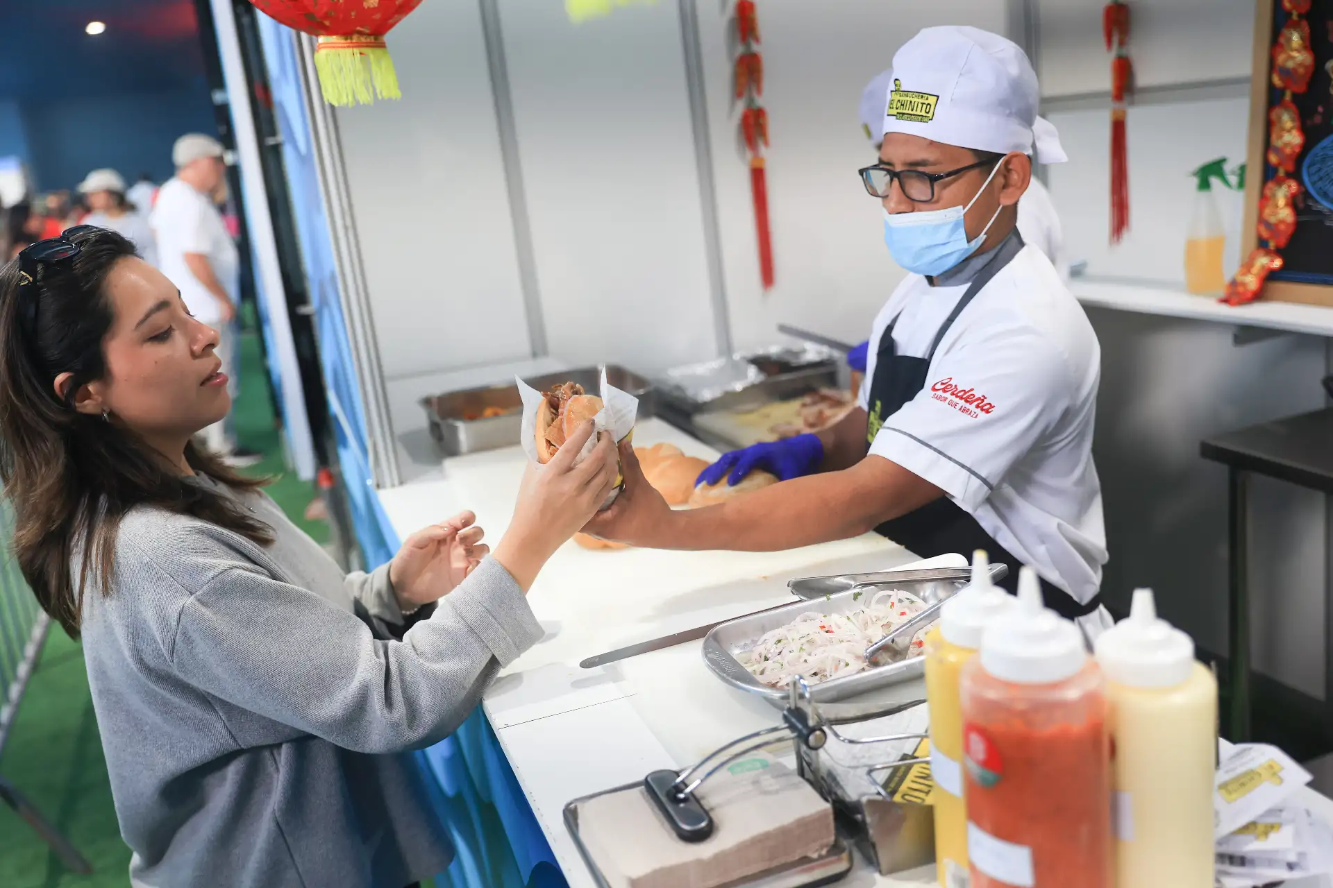 La sanguchería El Chinito es uno de los stand con más acogida, pues ofrece el delicioso pan con chicharrón, ganador del mundial de desayunos que realizó hace poco un conocido influencer español.  Foto: ANDINA/Jhonel Rodríguez Robles La sanguchería El Chinito es uno de los stand con más acogida, pues ofrece el delicioso pan con chicharrón, ganador del mundial de desayunos que realizó hace poco un conocido influencer español.  Foto: ANDINA/Jhonel Rodríguez Robles