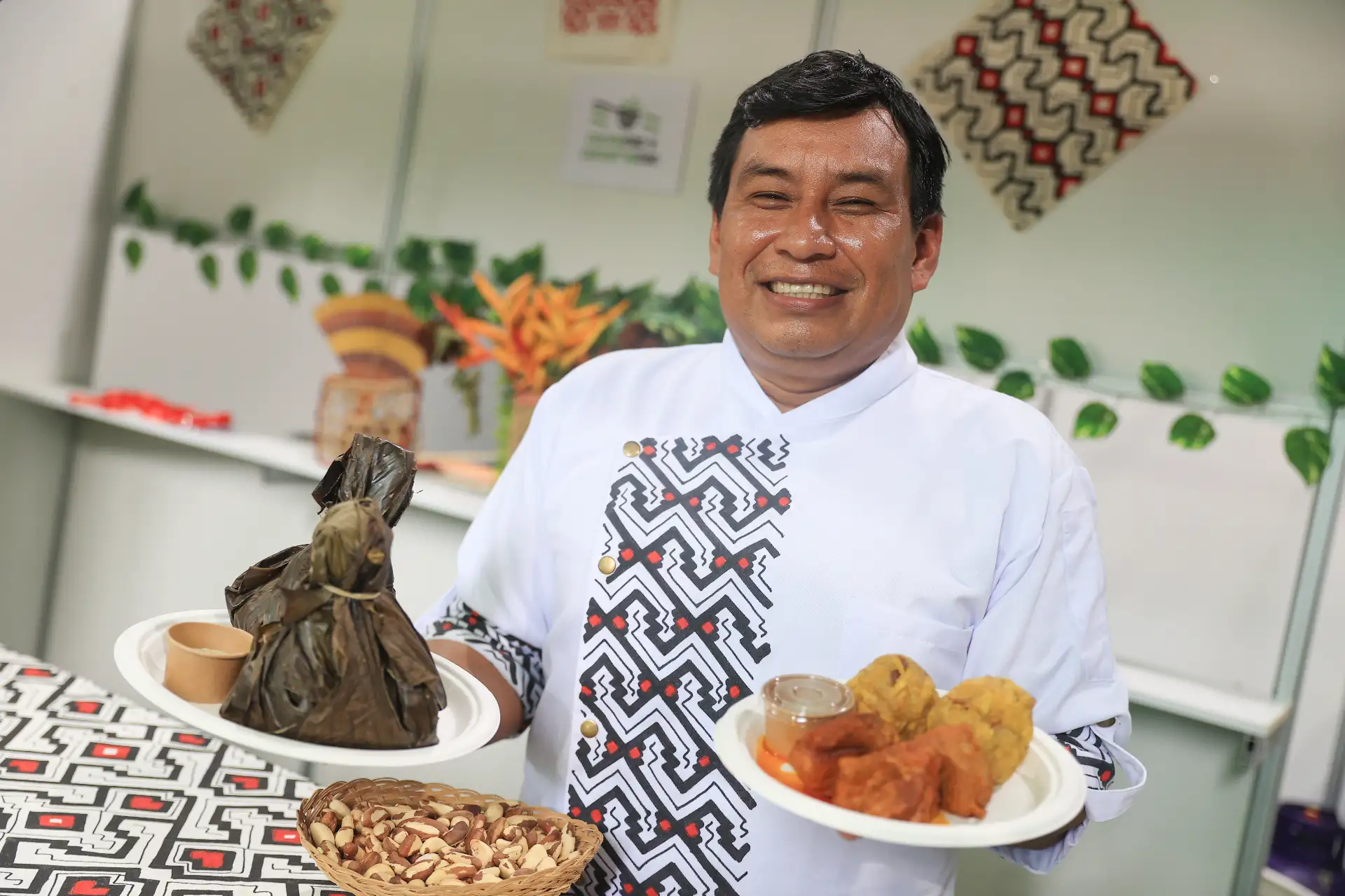 La cocina tradicional de la selva se hace presente en la Feria Perú Mucho Gusto, con los platos de Rony Riquelme del restaurante Cocinando y Conservando. Foto: ANDINA/Jhonel Rodríguez Robles La cocina tradicional de la selva se hace presente en la Feria Perú Mucho Gusto, con los platos de Rony Riquelme del restaurante Cocinando y Conservando. Foto: ANDINA/Jhonel Rodríguez Robles
