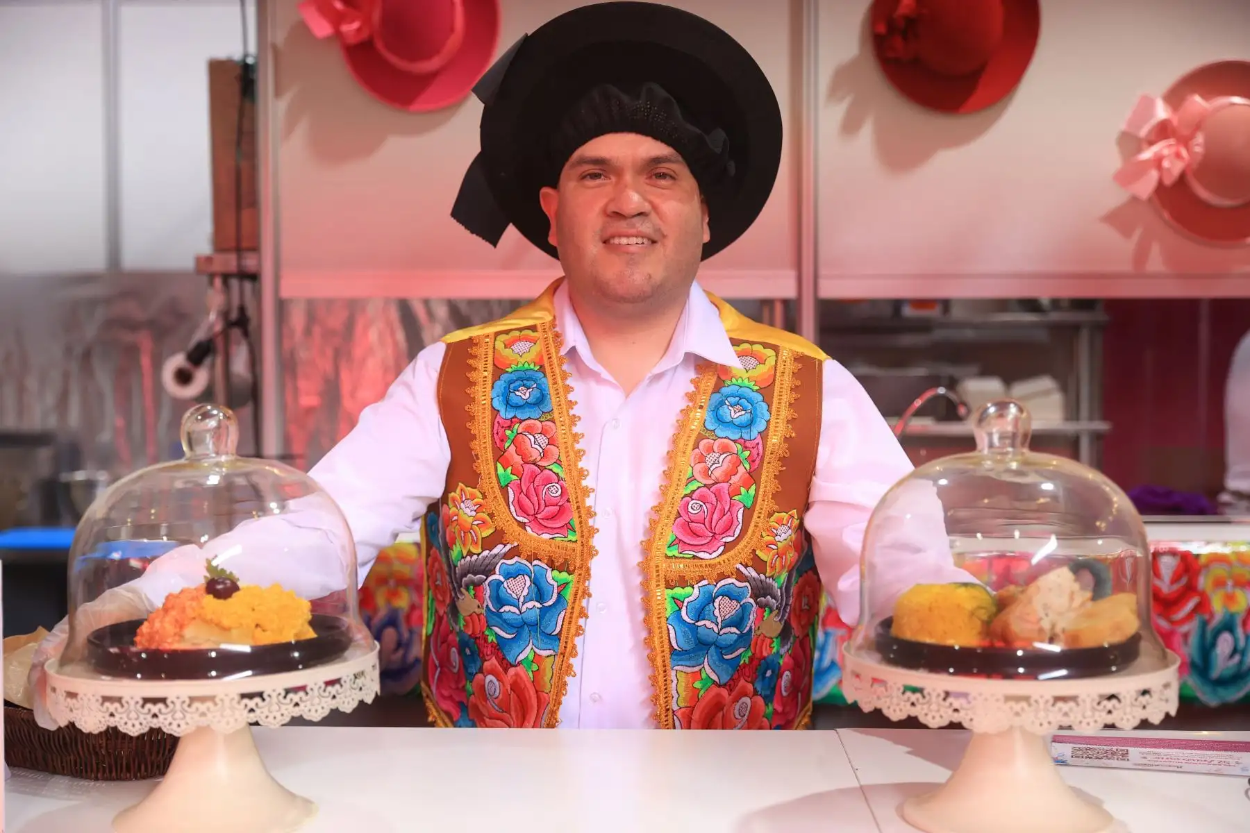 Freddy Rivera del restaurant Huancahuasi, presenta la tradicional y verdadera papa a la huancaina, con la crema hecha a batan. Foto: ANDINA/Jhonel Rodríguez Robles Freddy Rivera del restaurant Huancahuasi, presenta la tradicional y verdadera papa a la huancaina, con la crema hecha a batan. Foto: ANDINA/Jhonel Rodríguez Robles