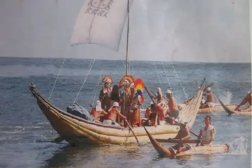 El montaje contará con tres balsas ceremoniales, construidas por maestros artesanos con técnicas ancestrales de navegación moche. Estas embarcaciones ya se encuntran ancladas en la playa de San José, región Lambayeque. Foto: Cortesía Silvia Depaz