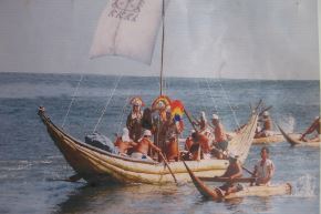 El montaje contará con tres balsas ceremoniales, construidas por maestros artesanos con técnicas ancestrales de navegación moche. Estas embarcaciones ya se encuntran ancladas en la playa de San José, región Lambayeque. Foto: Cortesía Silvia Depaz