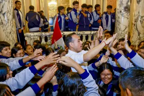 Presidente José Jerí saluda a escolares que visitan Palacio de Gobierno
