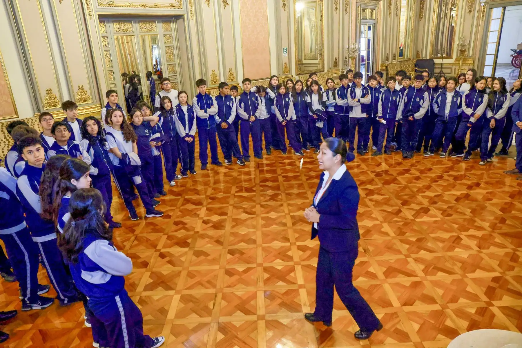 El presidente José Jerí saluda a escolares que visitan Palacio de Gobierno. Foto: ANDINA/Prensa Presidencia El presidente José Jerí saluda a escolares que visitan Palacio de Gobierno. Foto: ANDINA/Prensa Presidencia