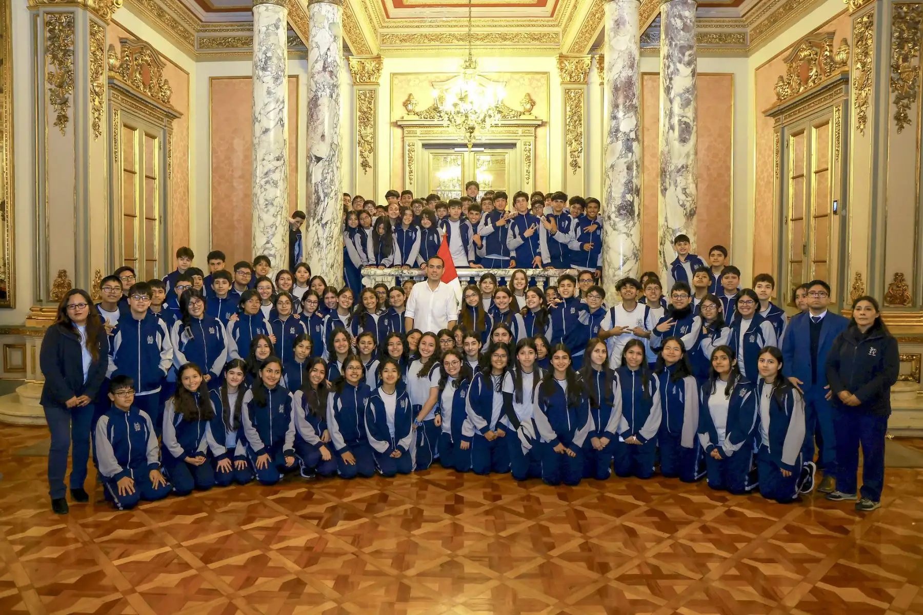 El presidente José Jerí saluda a escolares que visitan Palacio de Gobierno. Foto: ANDINA/Prensa Presidencia El presidente José Jerí saluda a escolares que visitan Palacio de Gobierno. Foto: ANDINA/Prensa Presidencia