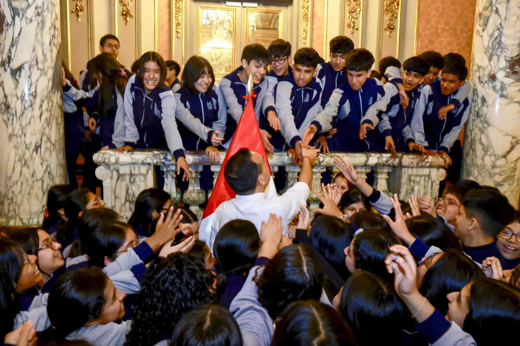El presidente José Jerí saluda a escolares que visitan Palacio de Gobierno. Foto: ANDINA/Prensa Presidencia El presidente José Jerí saluda a escolares que visitan Palacio de Gobierno. Foto: ANDINA/Prensa Presidencia