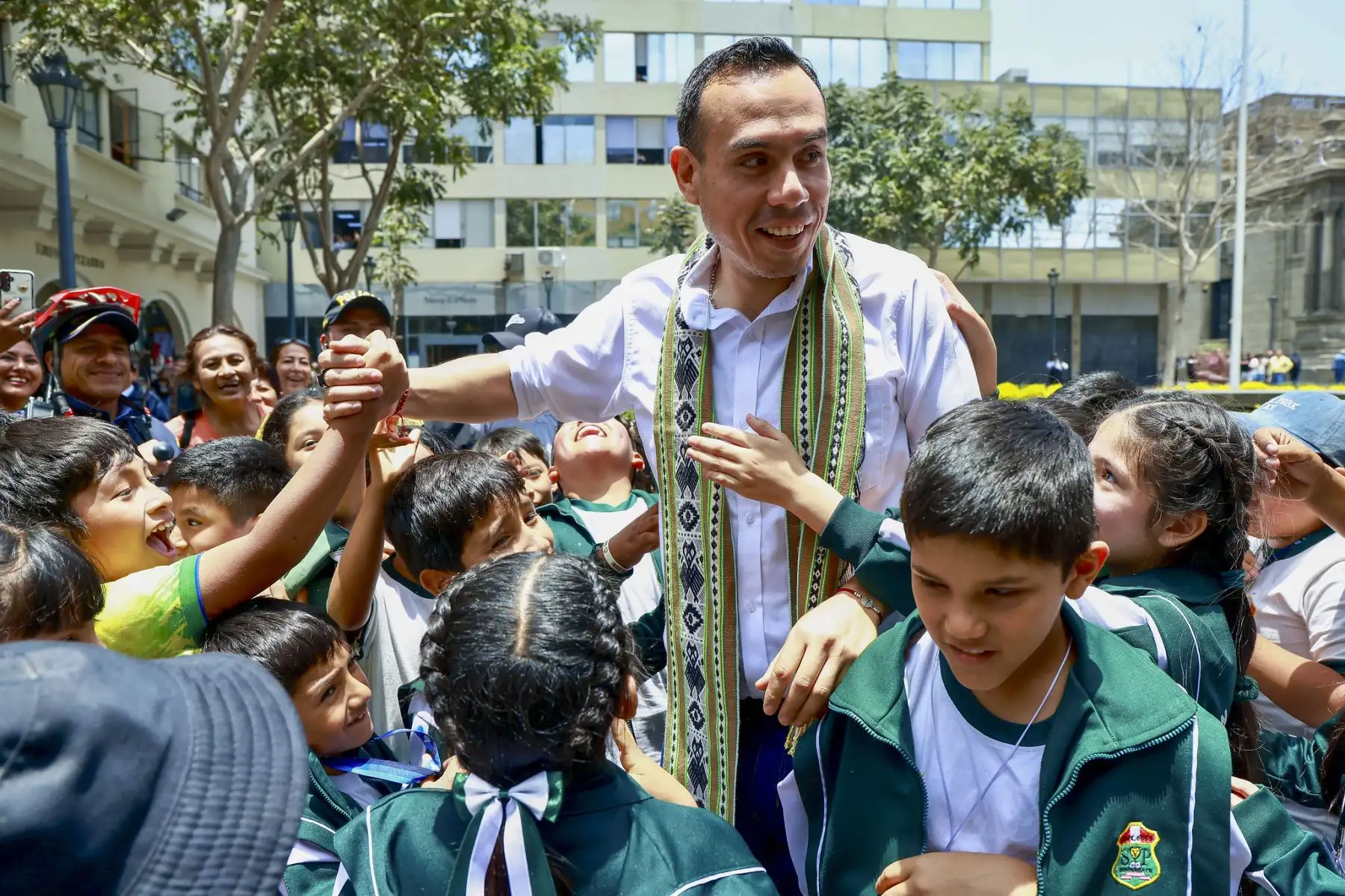 El presidente José Jerí saluda a escolares que visitan Palacio de Gobierno. Foto: ANDINA/Prensa Presidencia El presidente José Jerí saluda a escolares que visitan Palacio de Gobierno. Foto: ANDINA/Prensa Presidencia