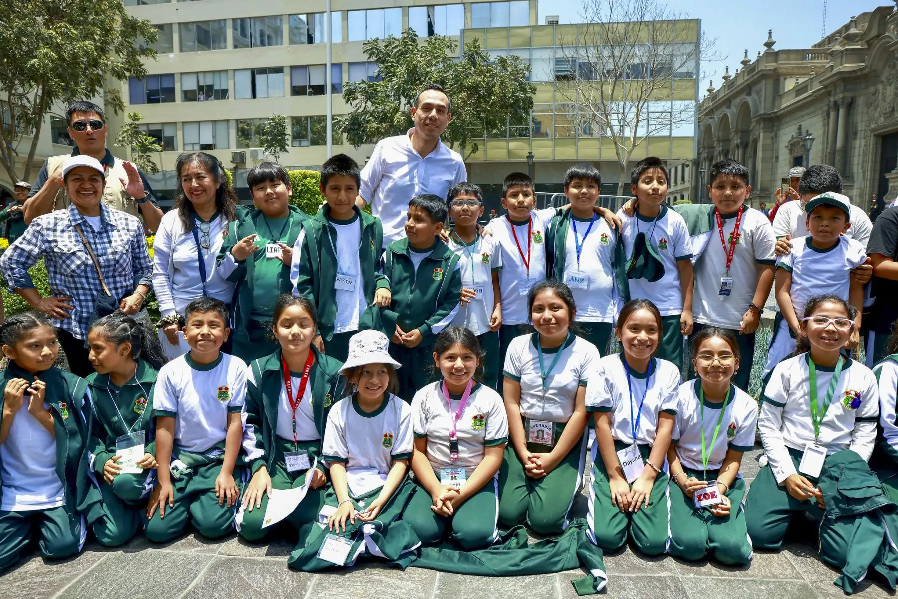 El presidente José Jerí saluda a escolares que visitan Palacio de Gobierno. Foto: ANDINA/Prensa Presidencia El presidente José Jerí saluda a escolares que visitan Palacio de Gobierno. Foto: ANDINA/Prensa Presidencia