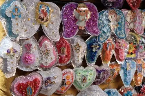 Coronas de papel y tela confeccionadas por artesanos de Arequipa con motivo del Día de Todos los Santos. Fotos: Cortesía Rocío Méndez