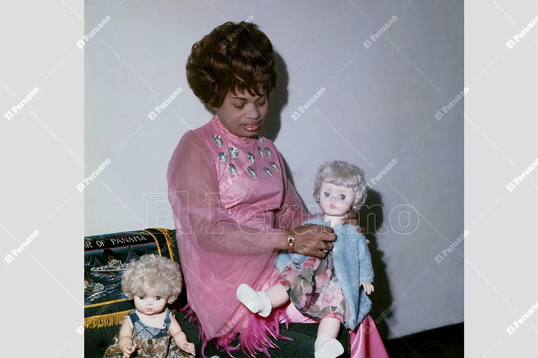 Lima – Década 1970 / Lucha Reyes, la "Morena de Oro del Perú”, muestra su colección de muñecas durante una entrevista para el diario La Crónica. En aquellos años su voz ya brillaba con éxitos como “Regresa”. Foto: Archivo Histórico de El Peruano. Lima – Década 1970 / Lucha Reyes, la "Morena de Oro del Perú”, muestra su colección de muñecas durante una entrevista para el diario La Crónica. En aquellos años su voz ya brillaba con éxitos como “Regresa”. Foto: Archivo Histórico de El Peruano.