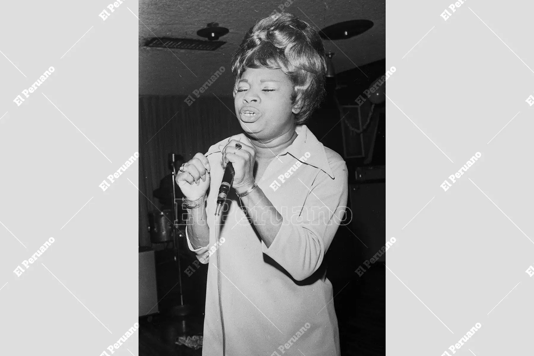 Lima – 1 de diciembre de 1970 / Lucha Reyes, la “Morena de Oro del Perú”, en una de sus presentaciones. Su potente voz inmortalizó temas como “Regresa” y “Tu voz”. Foto: Archivo Histórico de El Peruano / Próspero Montoro. Lima – 1 de diciembre de 1970 / Lucha Reyes, la “Morena de Oro del Perú”, en una de sus presentaciones. Su potente voz inmortalizó temas como “Regresa” y “Tu voz”. Foto: Archivo Histórico de El Peruano / Próspero Montoro.