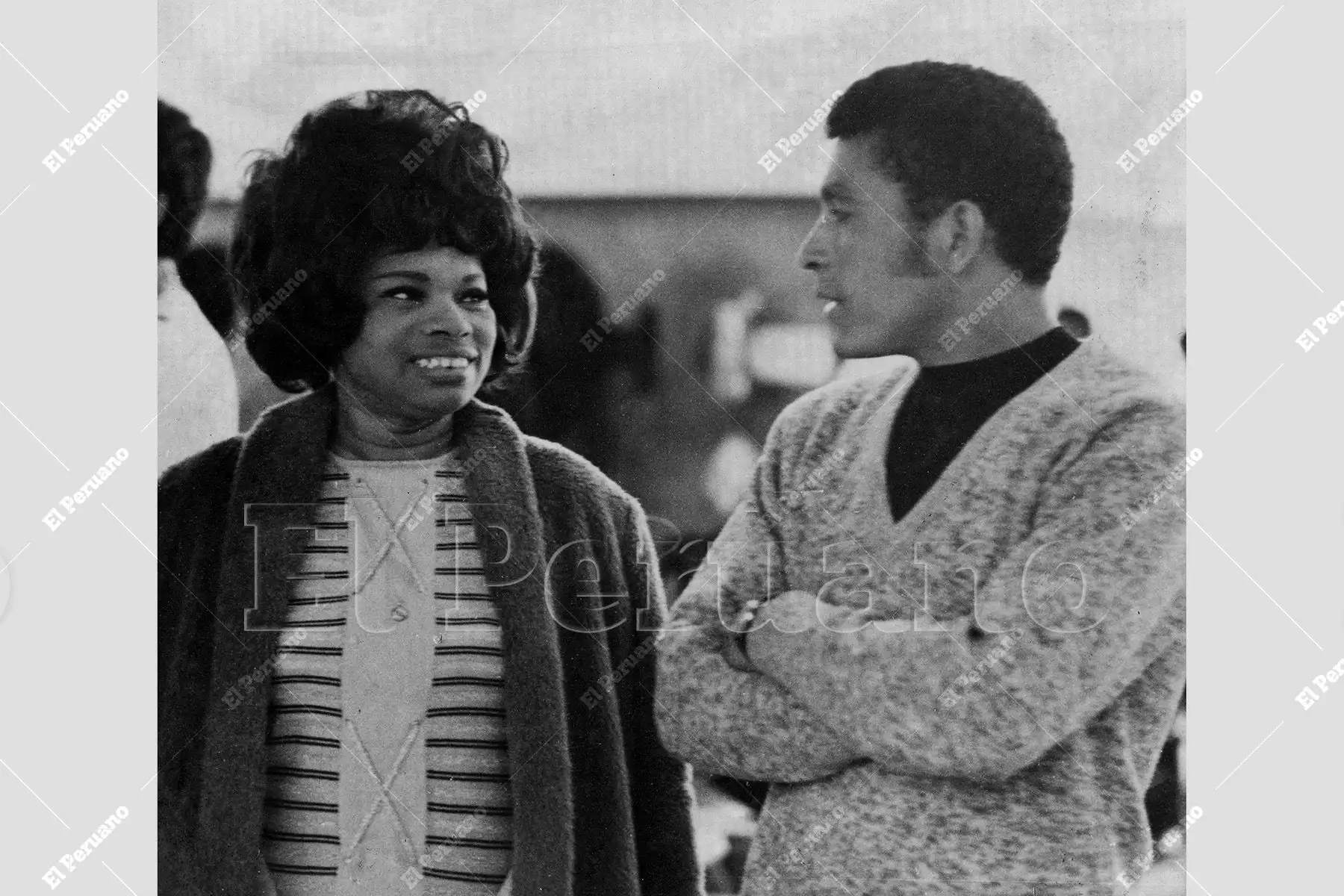 Lima – 1970 / Encuentro de dos íconos peruanos: Lucha Reyes, la “Morena de Oro del Perú”, y Héctor Chumpitaz, capitán de la selección peruana de fútbol. Ambos símbolos de orgullo y talento en la música y el deporte. Foto: Archivo Histórico de El Peruano. Lima – 1970 / Encuentro de dos íconos peruanos: Lucha Reyes, la “Morena de Oro del Perú”, y Héctor Chumpitaz, capitán de la selección peruana de fútbol. Ambos símbolos de orgullo y talento en la música y el deporte. Foto: Archivo Histórico de El Peruano.