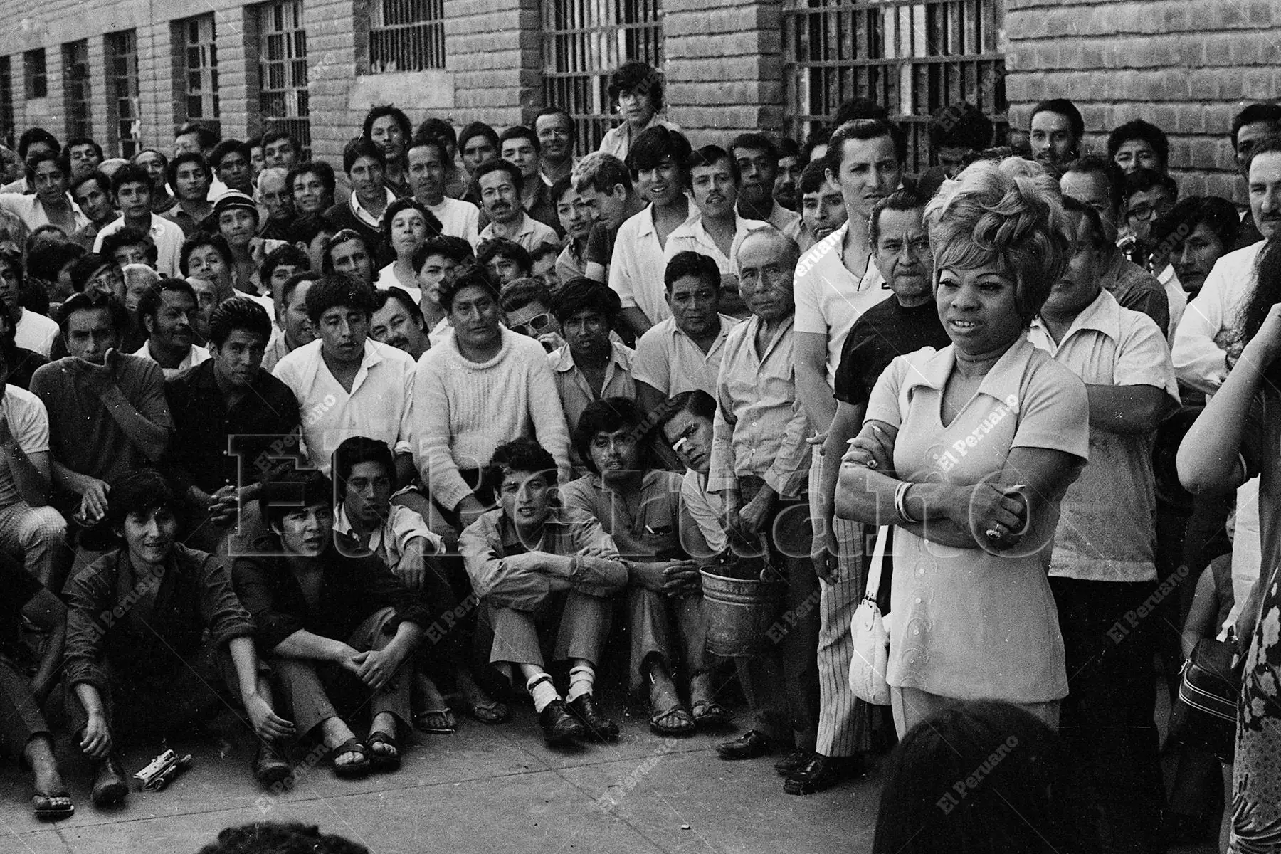Lima - 2 enero 1973 / La cantante  Lucha Reyes fue parte de la  "caravana artística" organizada por el diario La Crónica. Artistas de la música criolla se presentaron en el Centro de Inculpados de Lurigancho. Foto: Archivo Histórico de El Peruano / Máximo Miralles Lima - 2 enero 1973 / La cantante  Lucha Reyes fue parte de la  "caravana artística" organizada por el diario La Crónica. Artistas de la música criolla se presentaron en el Centro de Inculpados de Lurigancho. Foto: Archivo Histórico de El Peruano / Máximo Miralles