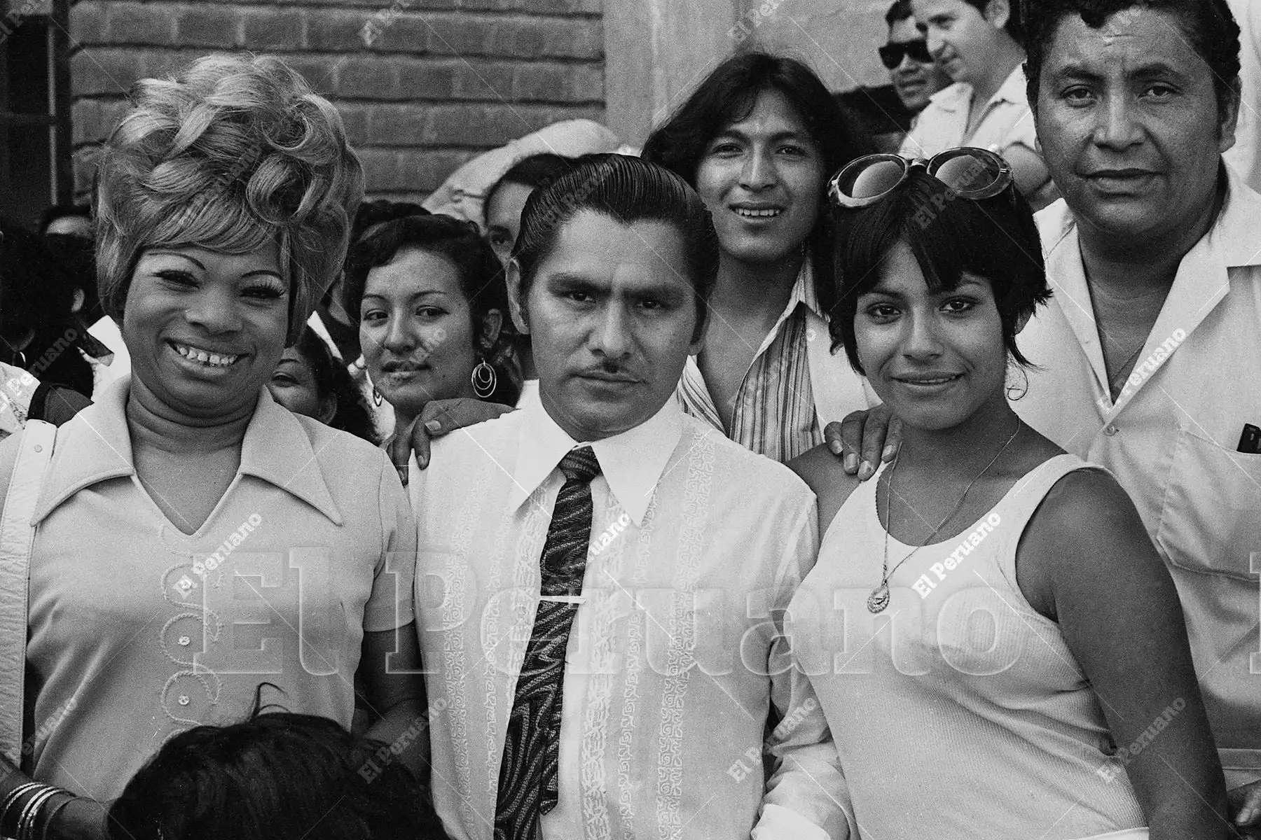 Lima - 2 enero 1973 / Lucha Reyes, Pablo Mesías y Lucía de la Cruz durante la "caravana artística" organizada por el diario La Crónica. Artistas del espectáculo y la música criolla se presentaron en el Centro de Inculpados de Lurigancho. Foto: Archivo Histórico de El Peruano / Máximo Miralles Lima - 2 enero 1973 / Lucha Reyes, Pablo Mesías y Lucía de la Cruz durante la "caravana artística" organizada por el diario La Crónica. Artistas del espectáculo y la música criolla se presentaron en el Centro de Inculpados de Lurigancho. Foto: Archivo Histórico de El Peruano / Máximo Miralles