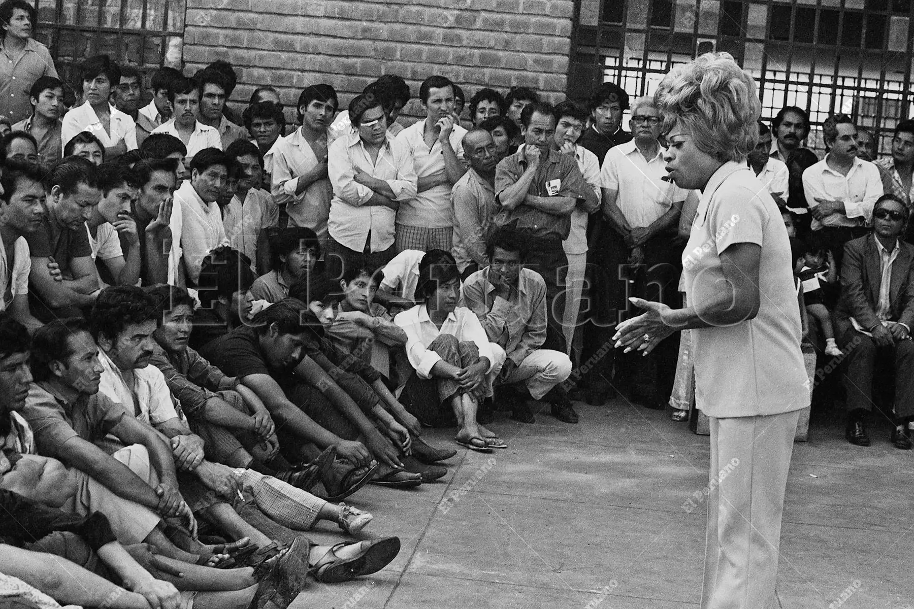 Lima - 2 enero 1973 / Lucha Reyes interpreta sus grandes éxitos en la "caravana artística" organizada por el diario La Crónica. Artistas de la música criolla se presentaron en el Centro de Inculpados de Lurigancho. Foto: Archivo Histórico de El Peruano / Máximo Miralles Lima - 2 enero 1973 / Lucha Reyes interpreta sus grandes éxitos en la "caravana artística" organizada por el diario La Crónica. Artistas de la música criolla se presentaron en el Centro de Inculpados de Lurigancho. Foto: Archivo Histórico de El Peruano / Máximo Miralles