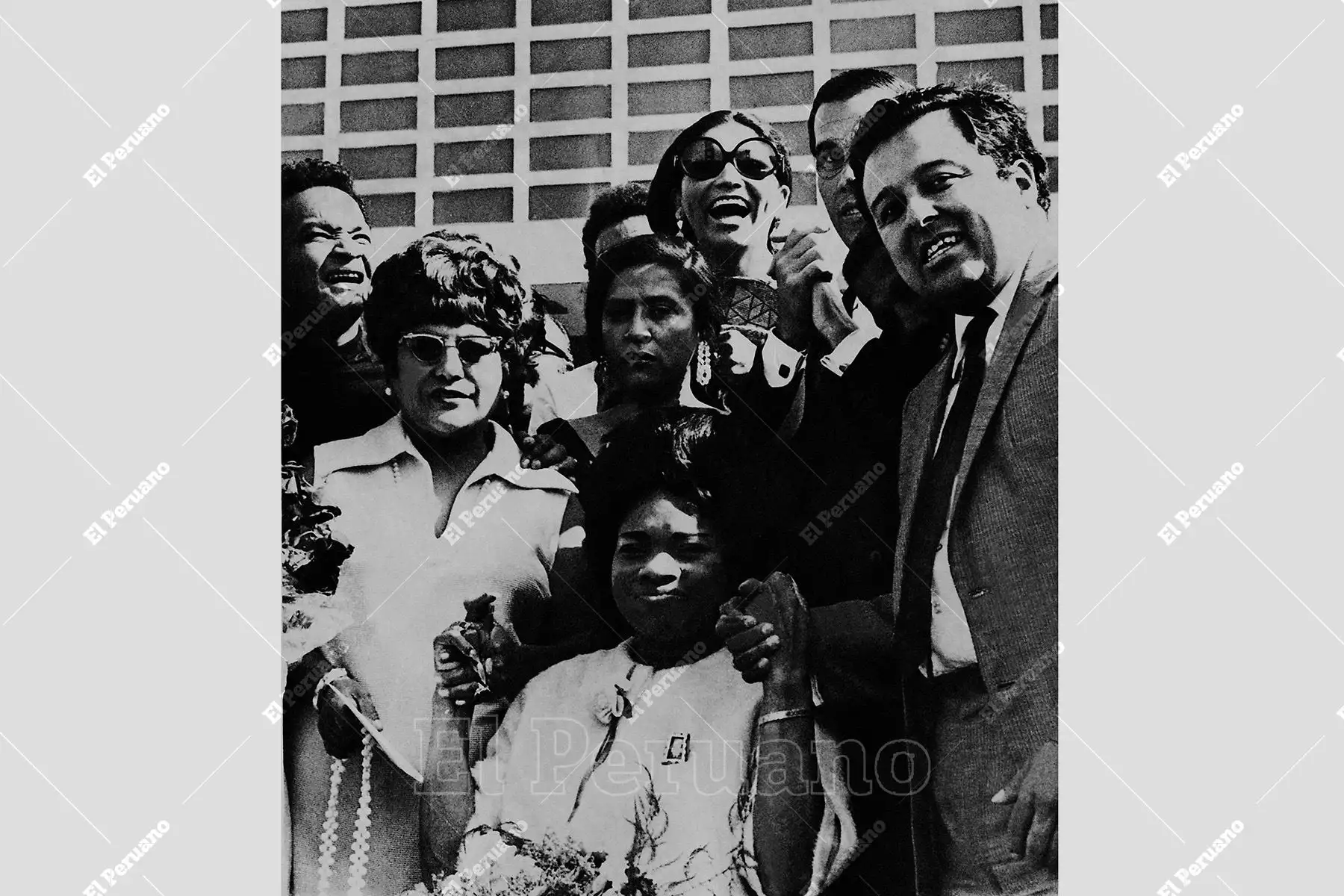 Lima - 25 diciembre 1970 / Pablo Villanueva "Melcochita", Jesús Vásquez, Esmila Zevallos y Lucho Barrios en la Caravana de la Felicidad organizada por La Crónica en homenaje a Lucha Reyes internada en el Hospital del Tórax. Foto: Archivo Histórico de El Peruano Lima - 25 diciembre 1970 / Pablo Villanueva "Melcochita", Jesús Vásquez, Esmila Zevallos y Lucho Barrios en la Caravana de la Felicidad organizada por La Crónica en homenaje a Lucha Reyes internada en el Hospital del Tórax. Foto: Archivo Histórico de El Peruano