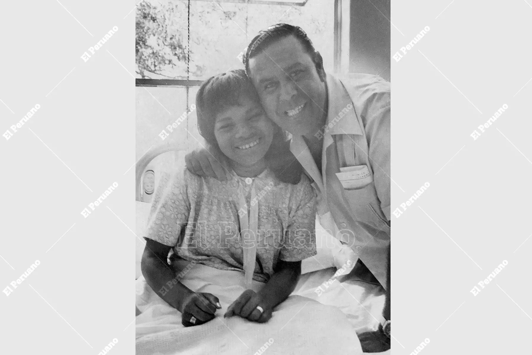 Lima - 3 febrero 1971 / El popular animador de Panamericana Televisión, Augusto Ferrando, visita a la cantante criolla Lucha Reyes internada en el Hospital del Tórax.  Foto: Archivo Histórico de El Peruano Lima - 3 febrero 1971 / El popular animador de Panamericana Televisión, Augusto Ferrando, visita a la cantante criolla Lucha Reyes internada en el Hospital del Tórax.  Foto: Archivo Histórico de El Peruano