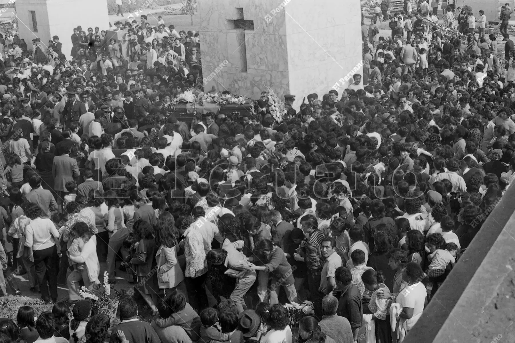 Lima - 1 noviembre 1973 / El pueblo de Lima, en multitudinaria manifestación de pesar, dio un emotivo adiós a la cantante  criolla Lucha Reyes, la "Morena de Oro del Perú". Miles acompañaron sus restos hasta el cementerio El Ángel. Foto: Archivo Histórico de El Peruano / Bernardo Torres Lima - 1 noviembre 1973 / El pueblo de Lima, en multitudinaria manifestación de pesar, dio un emotivo adiós a la cantante  criolla Lucha Reyes, la "Morena de Oro del Perú". Miles acompañaron sus restos hasta el cementerio El Ángel. Foto: Archivo Histórico de El Peruano / Bernardo Torres