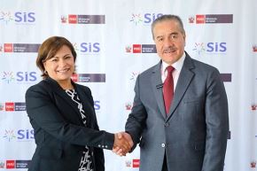 El ministro de Salud, Luis Quiroz, participó en la ceremonia de presentación de la nueva jefa del SIS, médico cirujana Zulma Anaya. Foto: Minsa