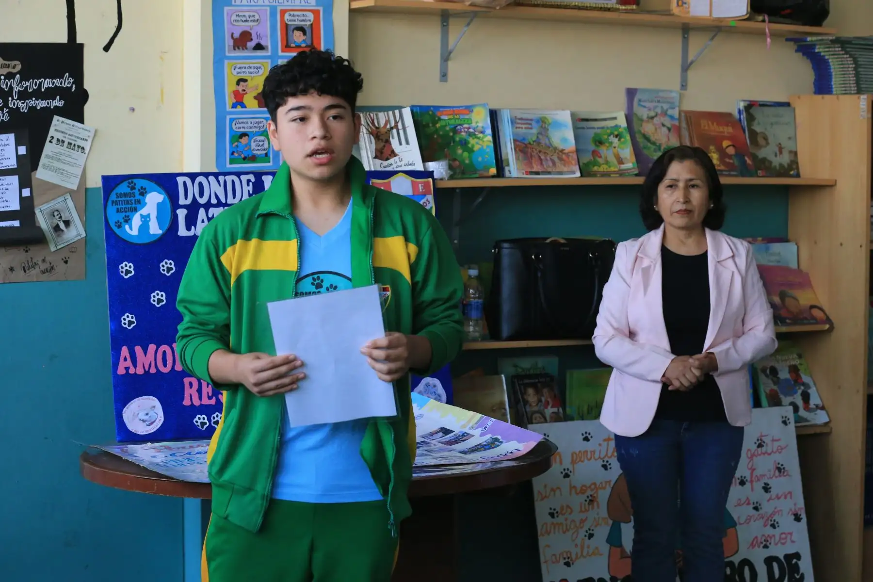 Otra de las acciones del proyecto fue la realización de charlas educativas dirigidas a estudiantes y padres de familia, con la participación de representantes y veterinarios comprometidos con el bienestar animal.Foto: ANDINA/Héctor Vinces.