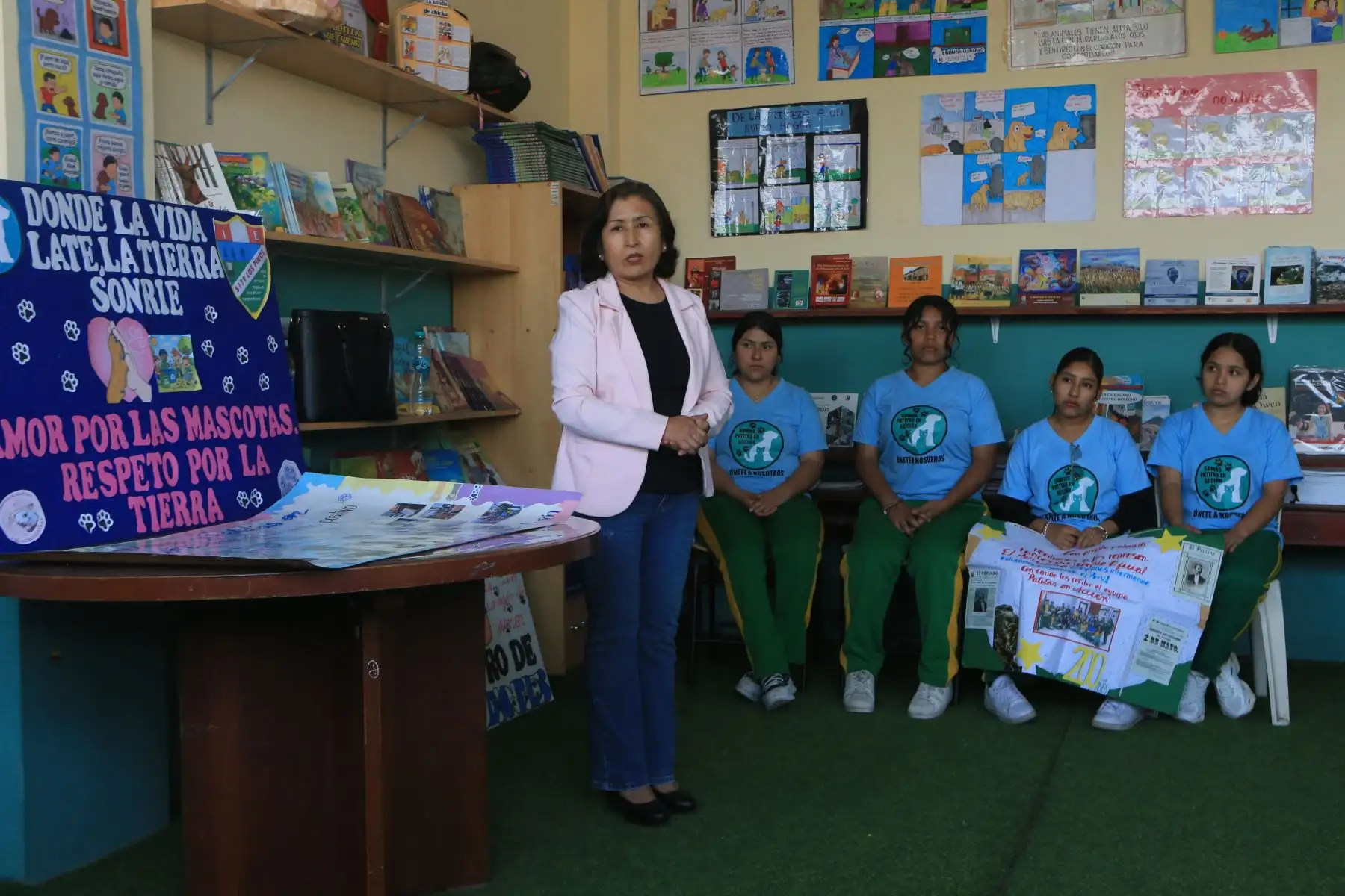 Se trata de la Institución Educativa Los Pinos N.° 5179, donde la comunidad escolar, liderada por la docente Milagros Trujillo del curso de Desarrollo Personal, Ciudadanía y Cívica, emprendió en el 2023 el proyecto “Patitas en Acción”, con el propósito de promover el respeto y la protección de los animales.Foto: ANDINA/Héctor Vinces.