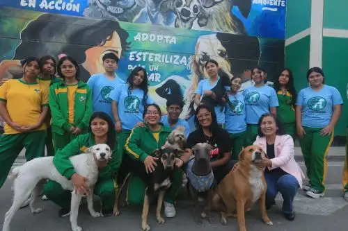 Patitas en accion iniciativa de los alumnos del colegio los Pinos de Puente de Piedra, liderados por su maestra Milagros Trujillo.Foto: ANDINA/Héctor Vinces.