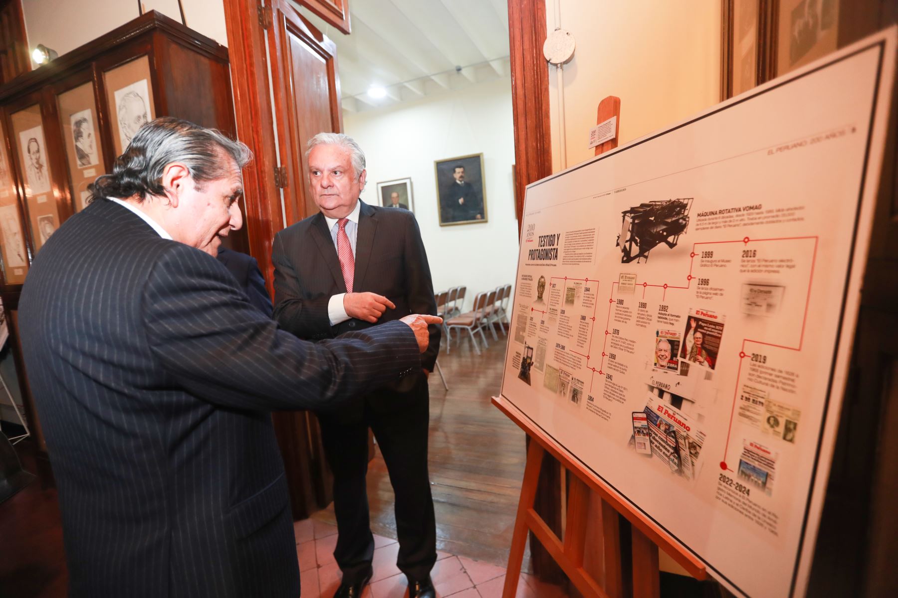 Inauguración de exposición denominada “Raúl Porras Barrenechea Periodista y su relación con el Diario Oficial El Peruano”.
Director del Diario El Peruano Félix Paz, embajador Luís Medívil - Canales y Juan Alvarez Vita.
Foto: ANDINA / Lino Chipana Obregón Inauguración de exposición denominada “Raúl Porras Barrenechea Periodista y su relación con el Diario Oficial El Peruano”.
Director del Diario El Peruano Félix Paz, embajador Luís Medívil - Canales y Juan Alvarez Vita.
Foto: ANDINA / Lino Chipana Obregón