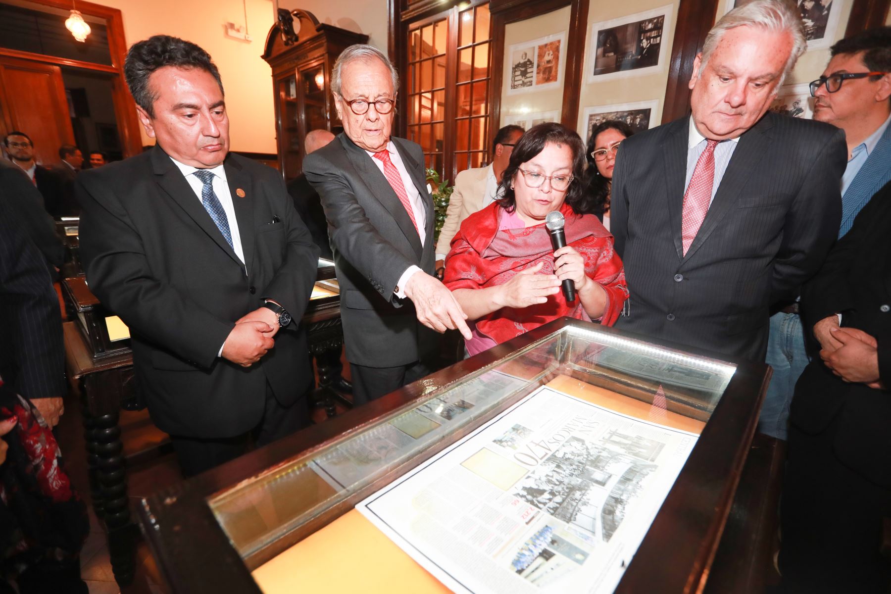 Inauguración de exposición denominada “Raúl Porras Barrenechea Periodista y su relación con el Diario Oficial El Peruano”.
Director del Diario El Peruano Félix Paz, embajador Luís Medívil - Canales y Juan Alvarez Vita.
Foto: ANDINA / Lino Chipana Obregón Inauguración de exposición denominada “Raúl Porras Barrenechea Periodista y su relación con el Diario Oficial El Peruano”.
Director del Diario El Peruano Félix Paz, embajador Luís Medívil - Canales y Juan Alvarez Vita.
Foto: ANDINA / Lino Chipana Obregón