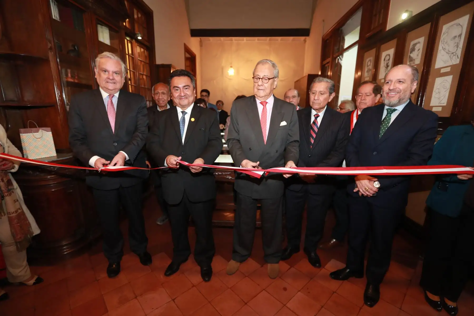 Inauguración de exposición denominada “Raúl Porras Barrenechea Periodista y su relación con el Diario Oficial El Peruano”.
Director del Diario El Peruano Félix Paz, embajador Luís Medívil - Canales y Juan Alvarez Vita.
Foto: ANDINA / Lino Chipana Obregón Inauguración de exposición denominada “Raúl Porras Barrenechea Periodista y su relación con el Diario Oficial El Peruano”.
Director del Diario El Peruano Félix Paz, embajador Luís Medívil - Canales y Juan Alvarez Vita.
Foto: ANDINA / Lino Chipana Obregón
