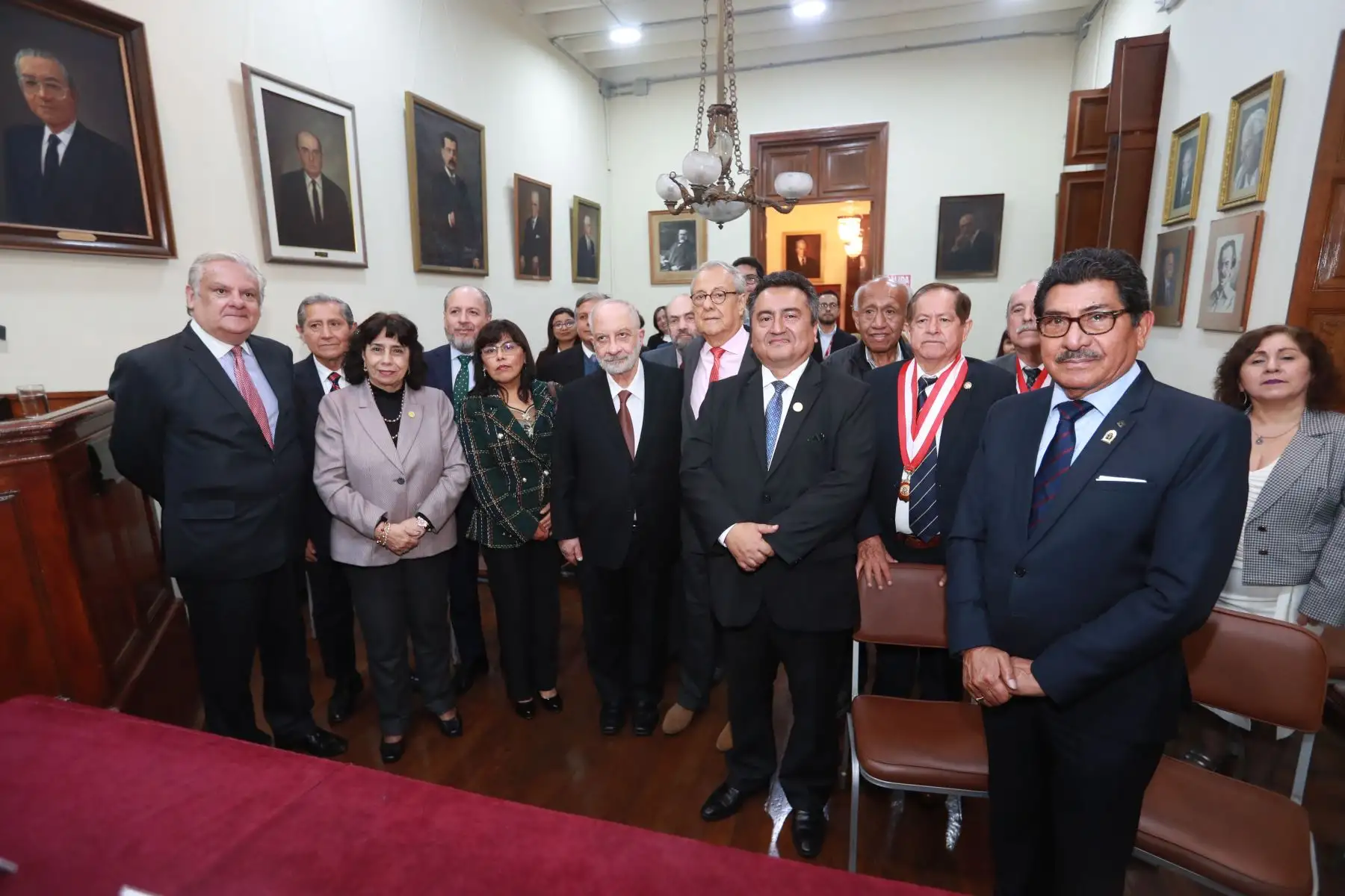 Inauguración de exposición denominada “Raúl Porras Barrenechea Periodista y su relación con el Diario Oficial El Peruano”.
Director del Diario El Peruano Félix Paz, embajador Luís Medívil - Canales y Juan Alvarez Vita.
Foto: ANDINA / Lino Chipana Obregón Inauguración de exposición denominada “Raúl Porras Barrenechea Periodista y su relación con el Diario Oficial El Peruano”.
Director del Diario El Peruano Félix Paz, embajador Luís Medívil - Canales y Juan Alvarez Vita.
Foto: ANDINA / Lino Chipana Obregón