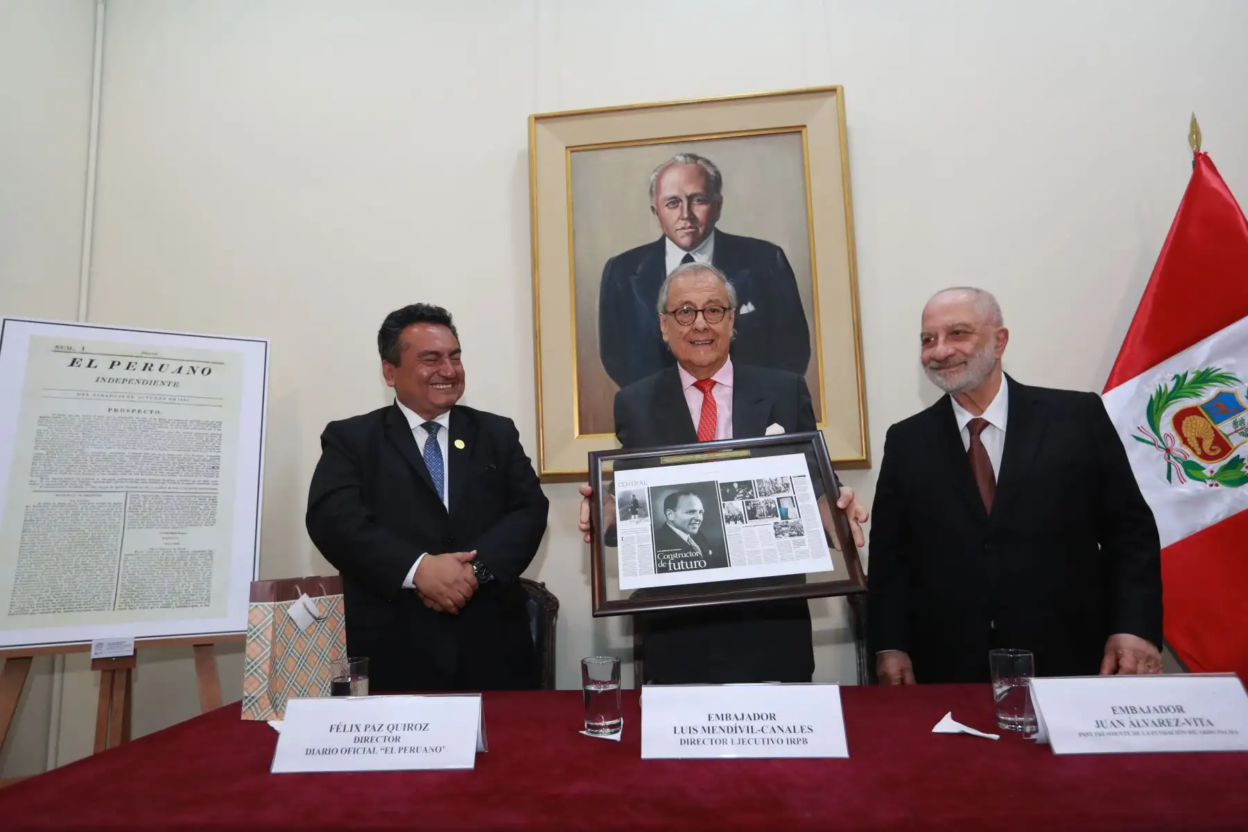 Inauguración de exposición denominada “Raúl Porras Barrenechea Periodista y su relación con el Diario Oficial El Peruano”.
Director del Diario El Peruano Félix Paz, embajador Luís Medívil - Canales y Juan Alvarez Vita.
Foto: ANDINA / Lino Chipana Obregón Inauguración de exposición denominada “Raúl Porras Barrenechea Periodista y su relación con el Diario Oficial El Peruano”.
Director del Diario El Peruano Félix Paz, embajador Luís Medívil - Canales y Juan Alvarez Vita.
Foto: ANDINA / Lino Chipana Obregón
