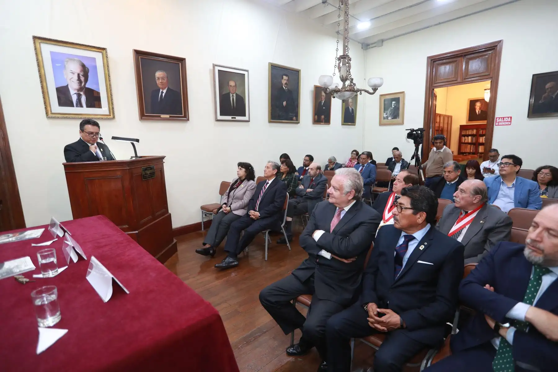 Inauguración de exposición denominada “Raúl Porras Barrenechea Periodista y su relación con el Diario Oficial El Peruano”.
Director del Diario El Peruano Félix Paz, embajador Luís Medívil - Canales y Juan Alvarez Vita.
Foto: ANDINA / Lino Chipana Obregón Inauguración de exposición denominada “Raúl Porras Barrenechea Periodista y su relación con el Diario Oficial El Peruano”.
Director del Diario El Peruano Félix Paz, embajador Luís Medívil - Canales y Juan Alvarez Vita.
Foto: ANDINA / Lino Chipana Obregón