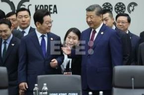 El presidente surcoreano, Lee Jae Myung (izq.), conversa con el presidente chino, Xi Jinping, antes de la primera sesión de la cumbre del APEC en el Centro Internacional de Convenciones Gyeongju Hwabaek en Gyeongju, Corea del Sur. Foto: EFE/EPA/YONHAP SOUTH KOREA OUT