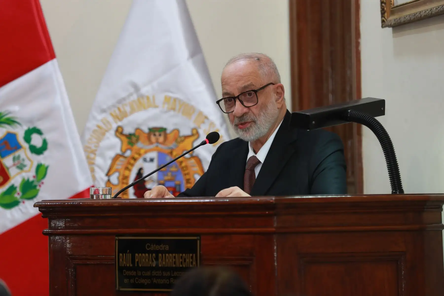 Inauguración de exposición denominada “Raúl Porras Barrenechea Periodista y su relación con el Diario Oficial El Peruano”.
Director del Diario El Peruano Félix Paz, embajador Luís Medívil - Canales y Juan Alvarez Vita.
Foto: ANDINA / Lino Chipana Obregón Inauguración de exposición denominada “Raúl Porras Barrenechea Periodista y su relación con el Diario Oficial El Peruano”.
Director del Diario El Peruano Félix Paz, embajador Luís Medívil - Canales y Juan Alvarez Vita.
Foto: ANDINA / Lino Chipana Obregón