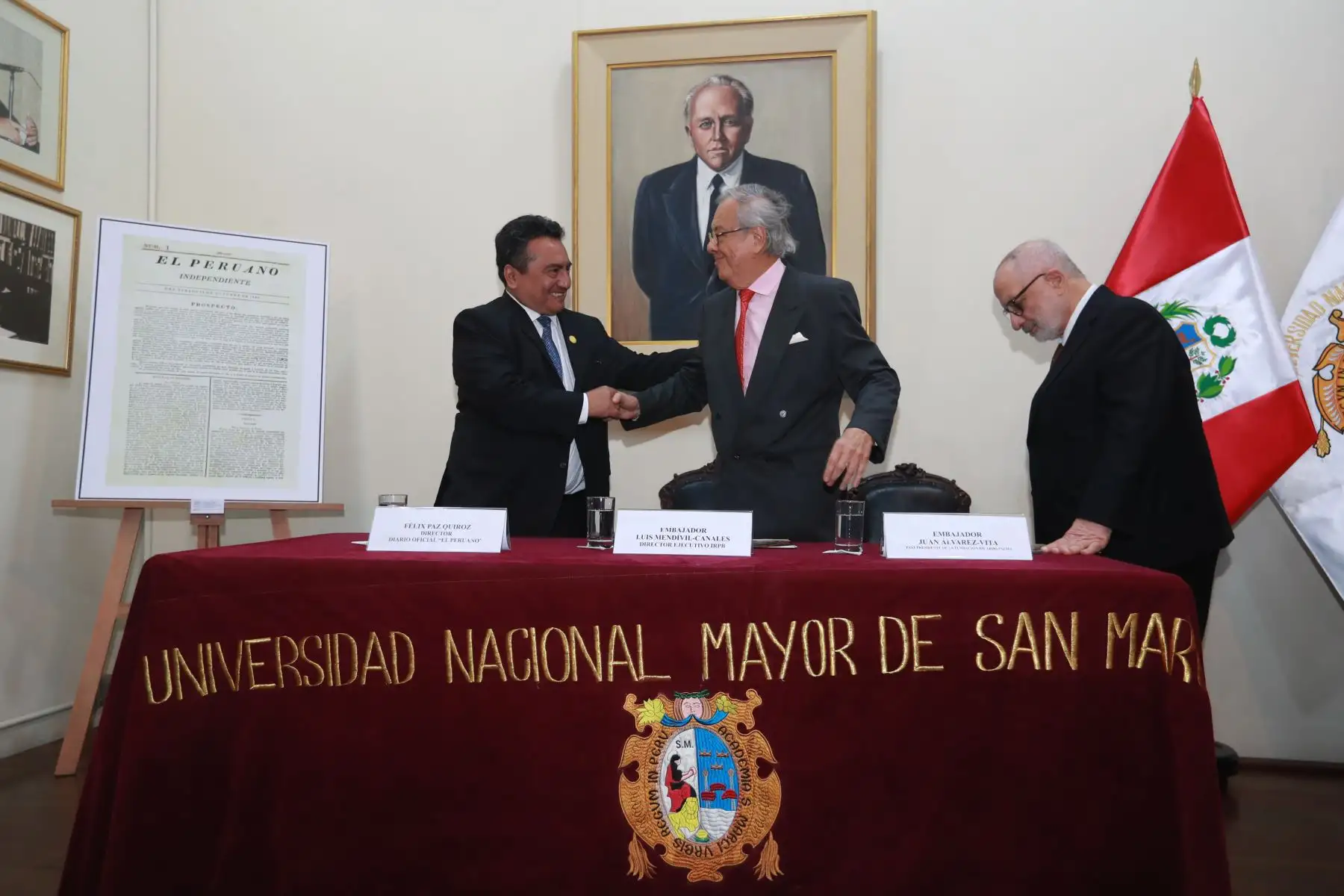 Inauguración de exposición denominada “Raúl Porras Barrenechea Periodista y su relación con el Diario Oficial El Peruano”.
Director del Diario El Peruano Félix Paz, embajador Luís Medívil - Canales y Juan Alvarez Vita.
Foto: ANDINA / Lino Chipana Obregón Inauguración de exposición denominada “Raúl Porras Barrenechea Periodista y su relación con el Diario Oficial El Peruano”.
Director del Diario El Peruano Félix Paz, embajador Luís Medívil - Canales y Juan Alvarez Vita.
Foto: ANDINA / Lino Chipana Obregón